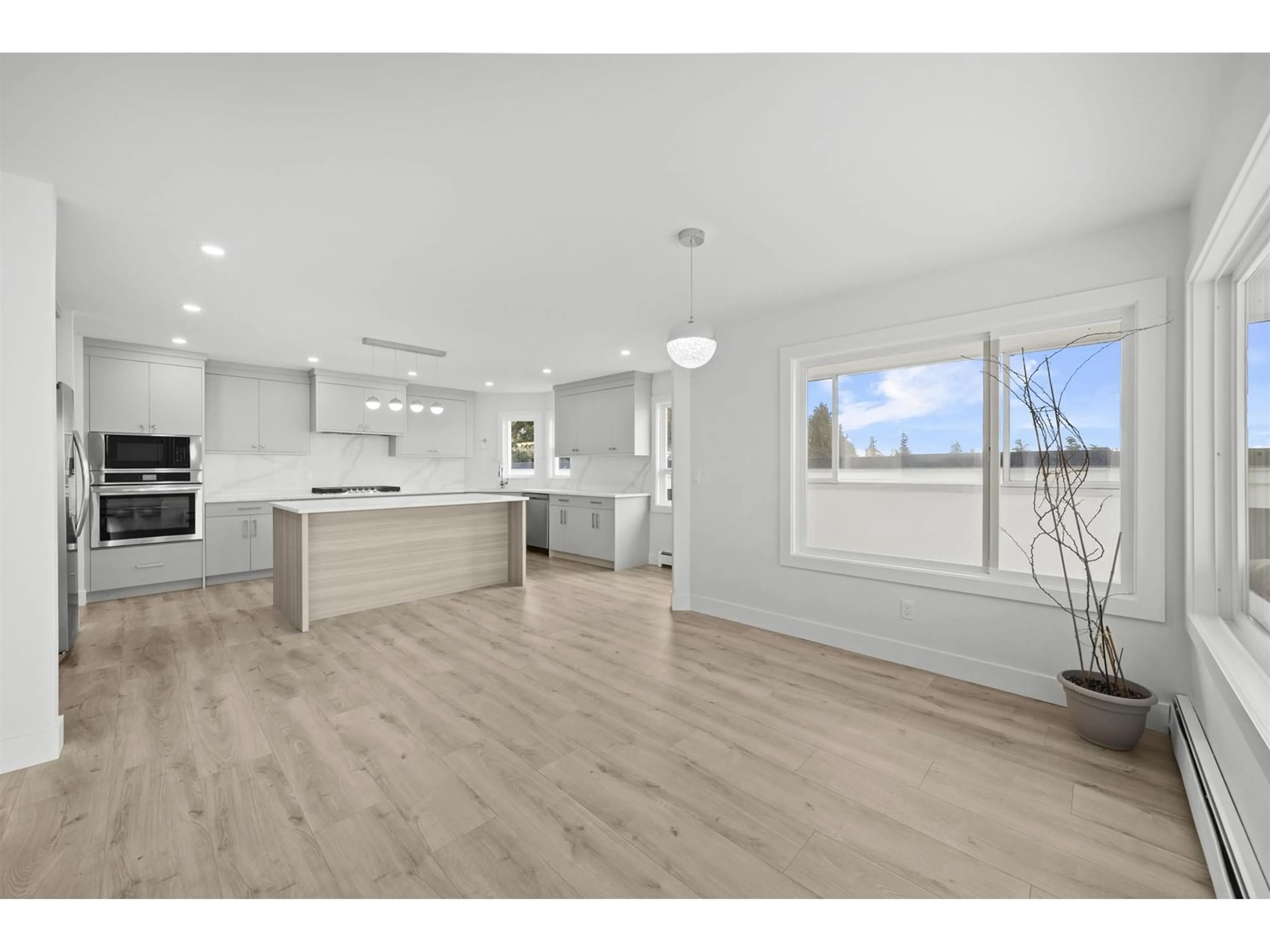 Open concept kitchen, wood/laminate floor for 15452 VICTORIA AVENUE, White Rock British Columbia V4B1H3