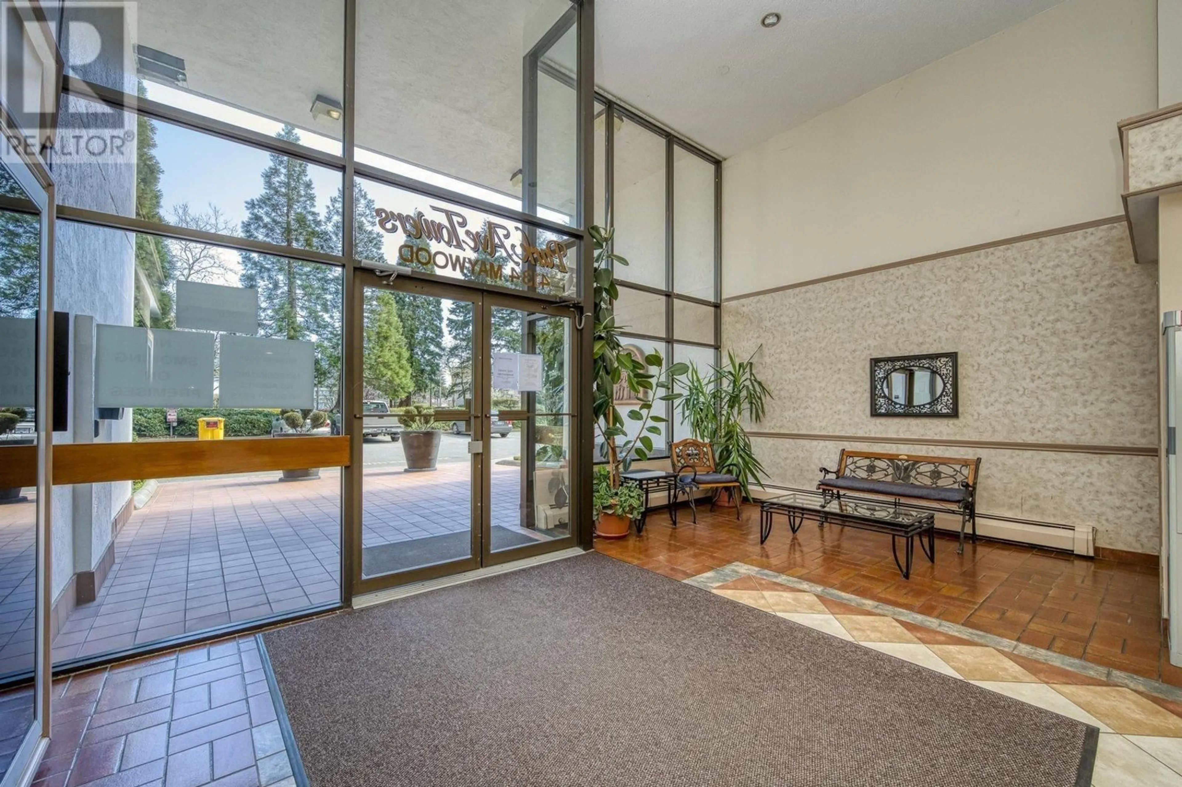 Indoor foyer for 1801 4134 MAYWOOD STREET, Burnaby British Columbia V5H4C9