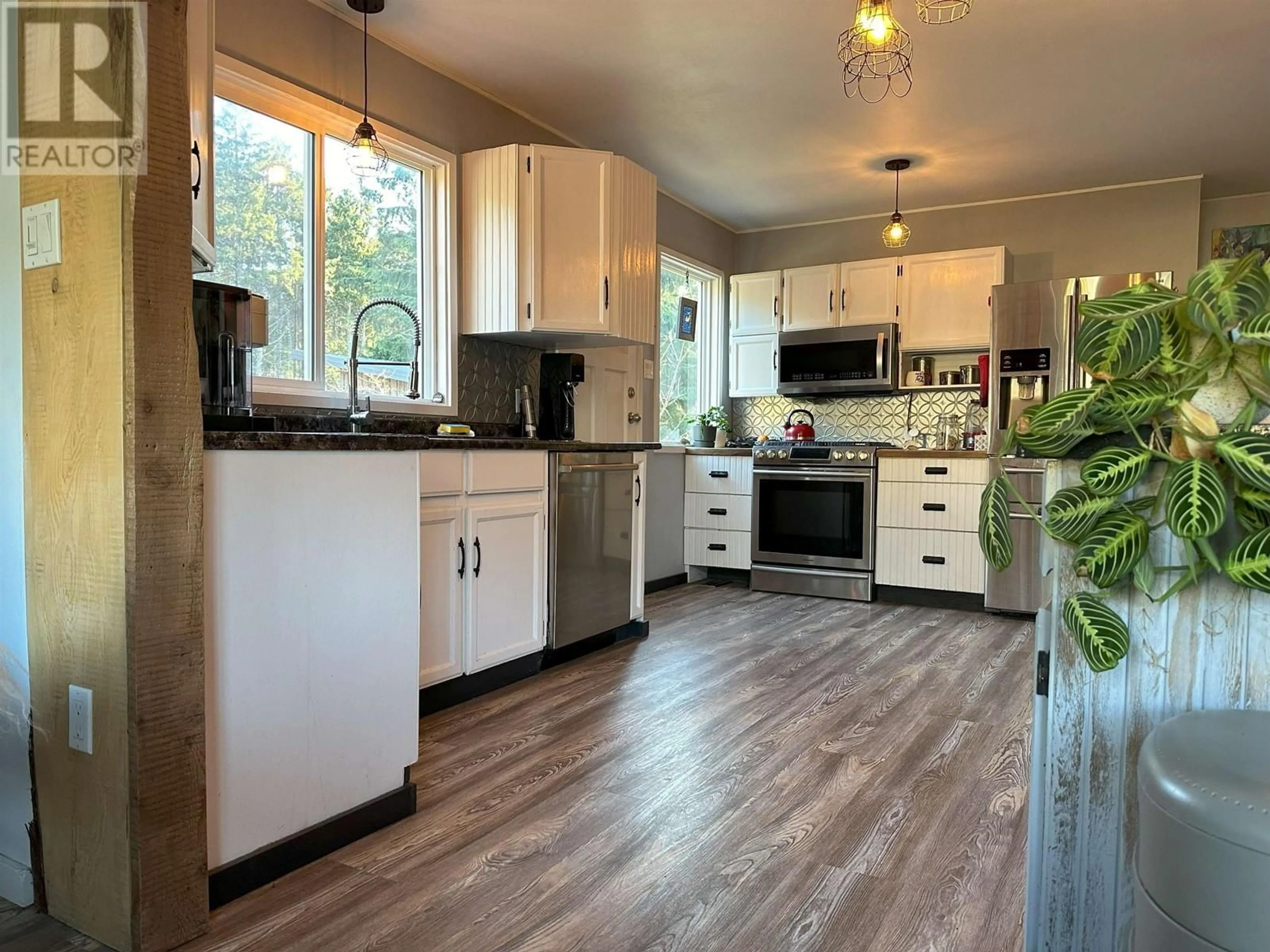 Open concept kitchen, wood/laminate floor for 362 CHRISTINA PLACE, Skidegate/Sandspit British Columbia V0T1T0