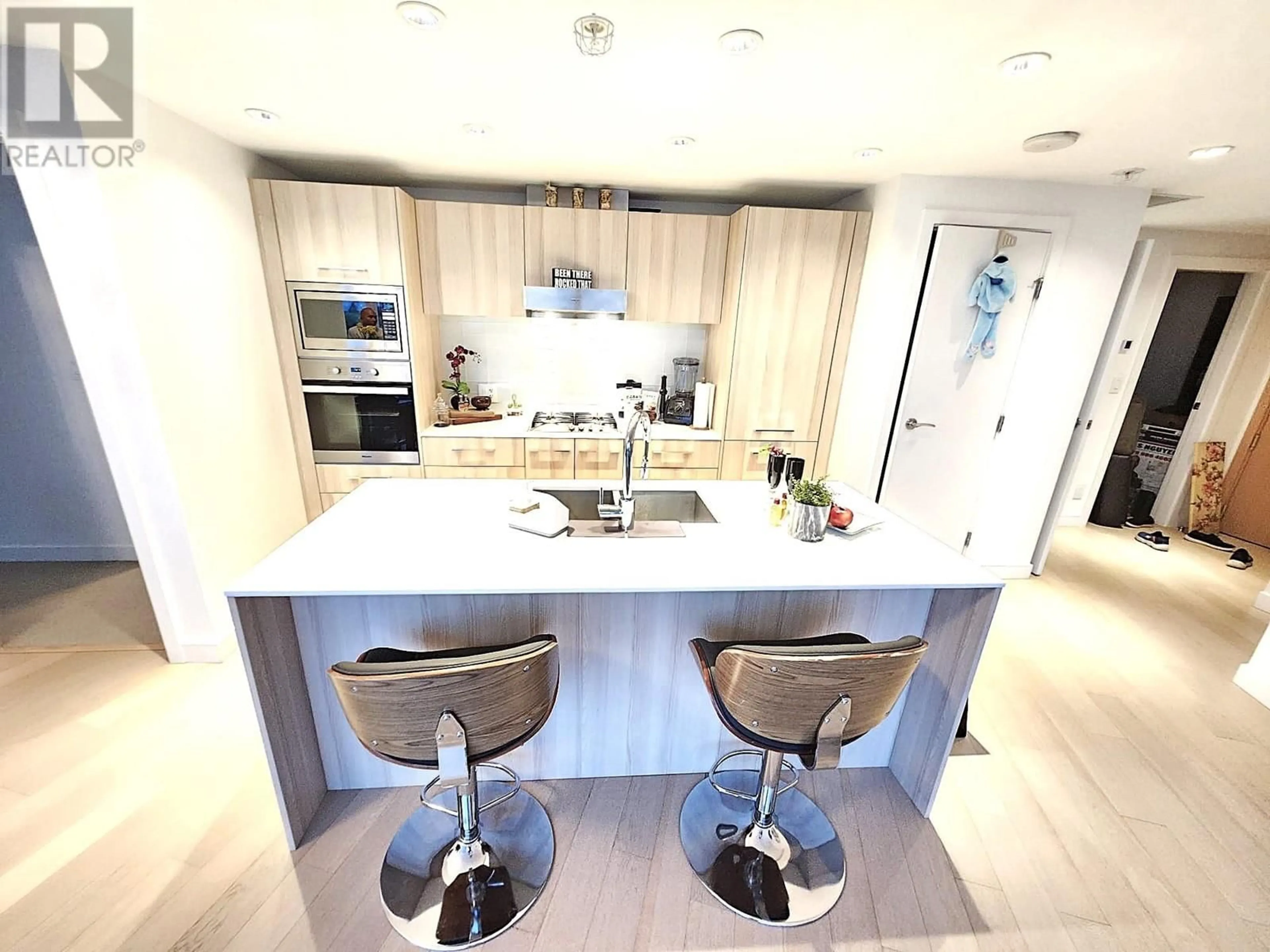 Contemporary kitchen, wood/laminate floor for 809 - 4638 GLADSTONE STREET, Vancouver British Columbia V5N0G5