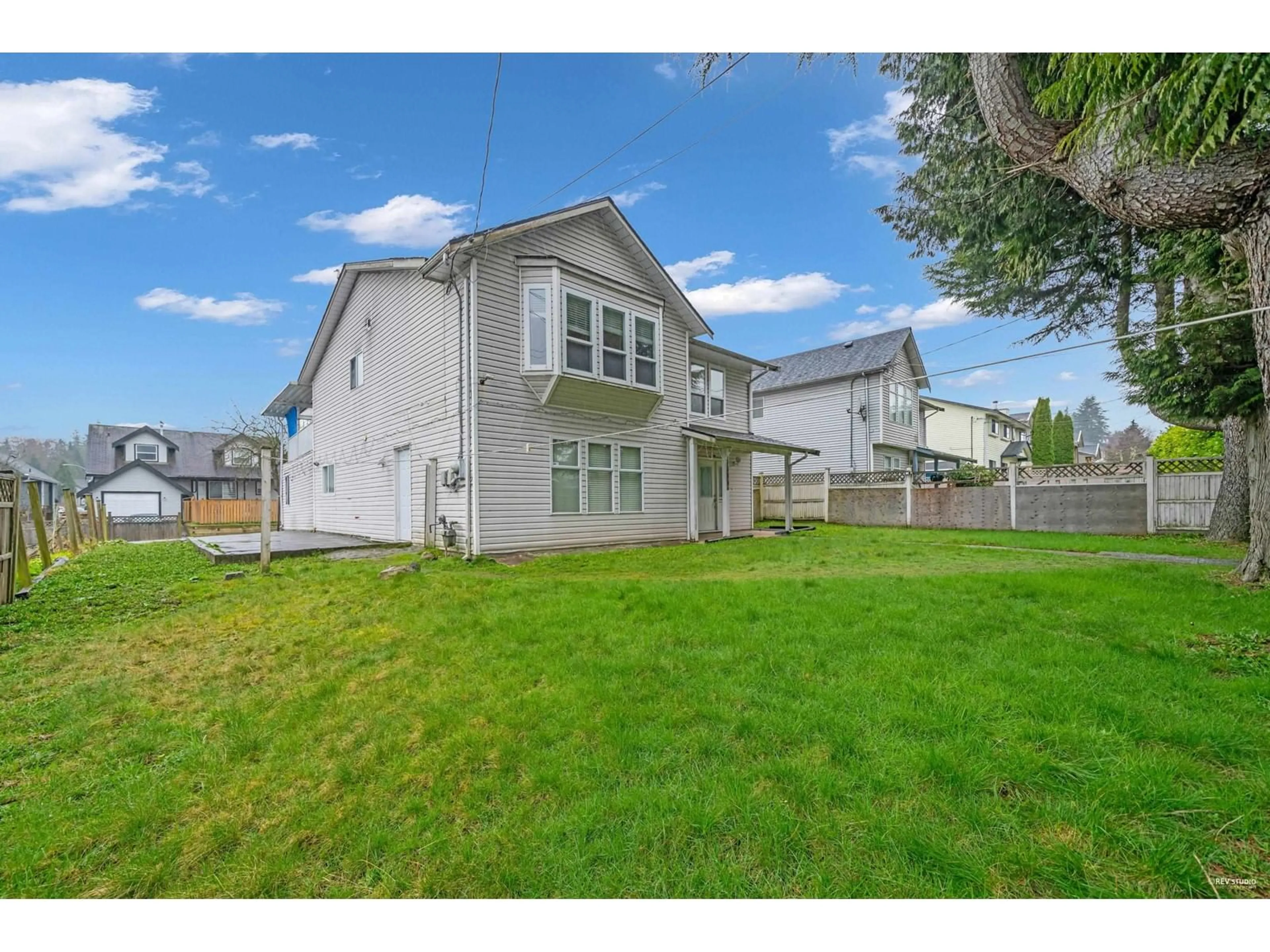 A pic from outside/outdoor area/front of a property/back of a property/a pic from drone, unknown for 13532 64, Surrey British Columbia V3W1Y3