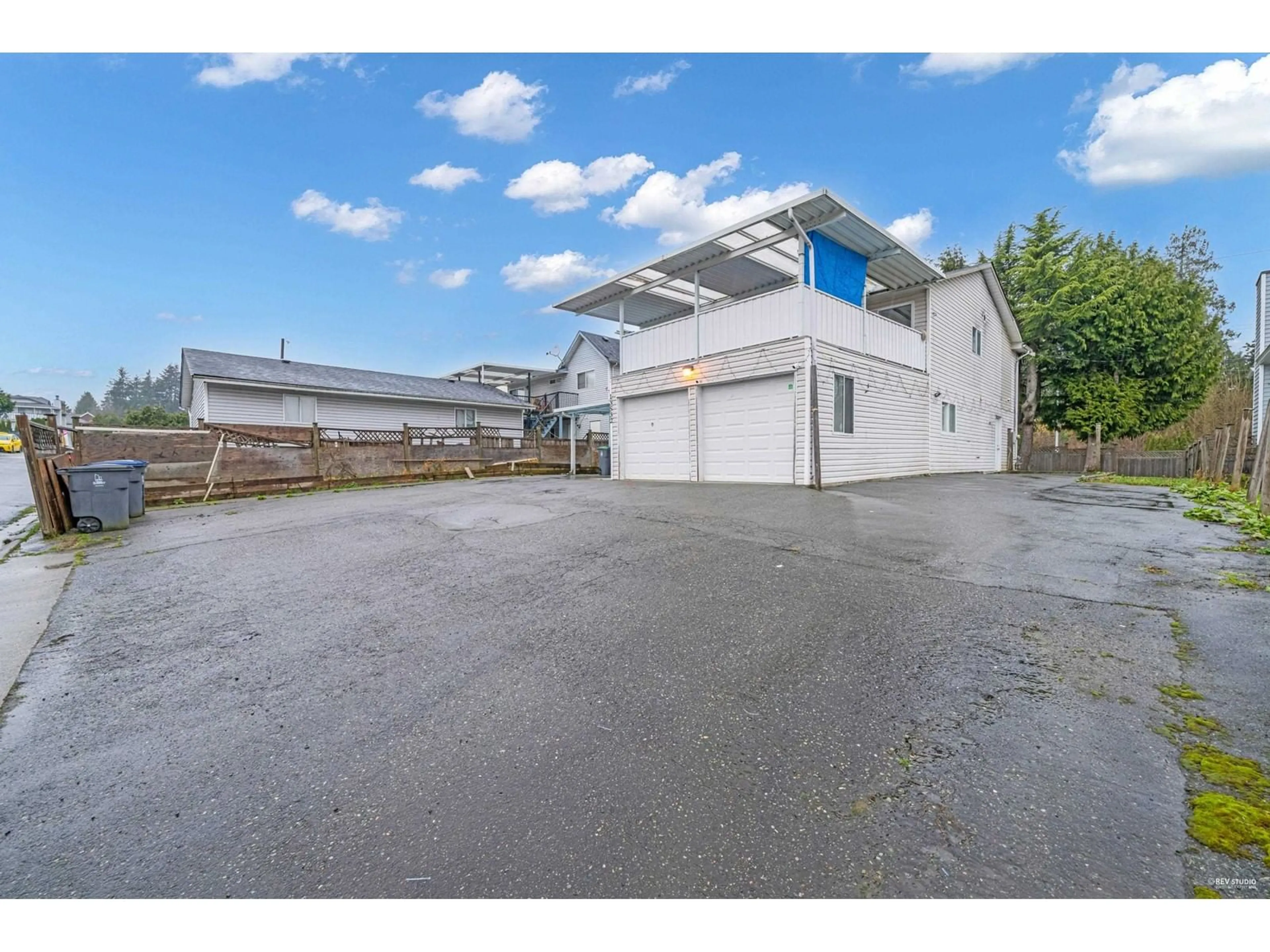 A pic from outside/outdoor area/front of a property/back of a property/a pic from drone, unknown for 13532 64, Surrey British Columbia V3W1Y3