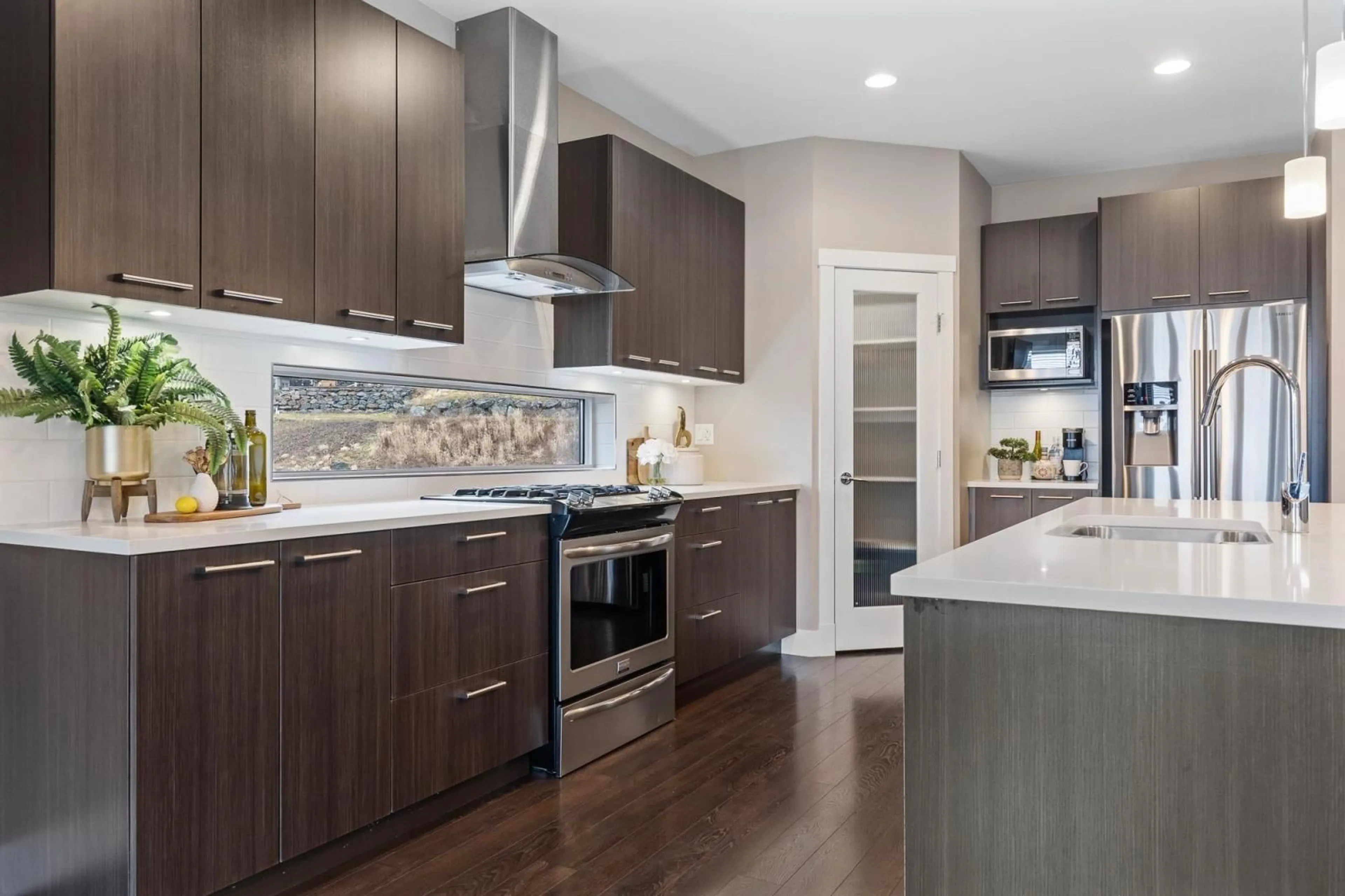 Contemporary kitchen, unknown for 9 8295 NIXON ROAD|Eastern Hillsides, Chilliwack British Columbia V4Z0C8