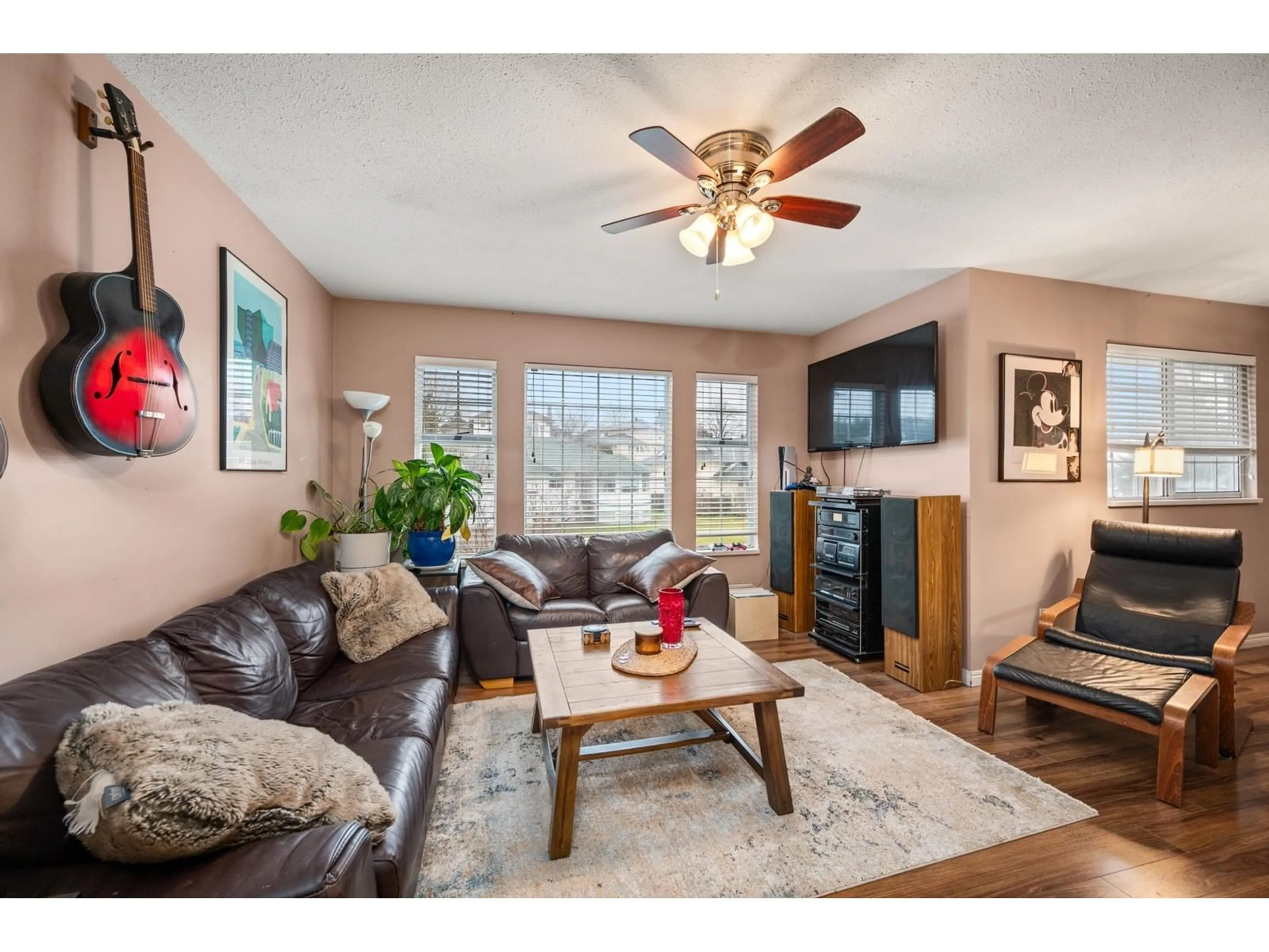 Living room with furniture, wood/laminate floor for 31002 CREEKSIDE, Abbotsford British Columbia V2T5K1