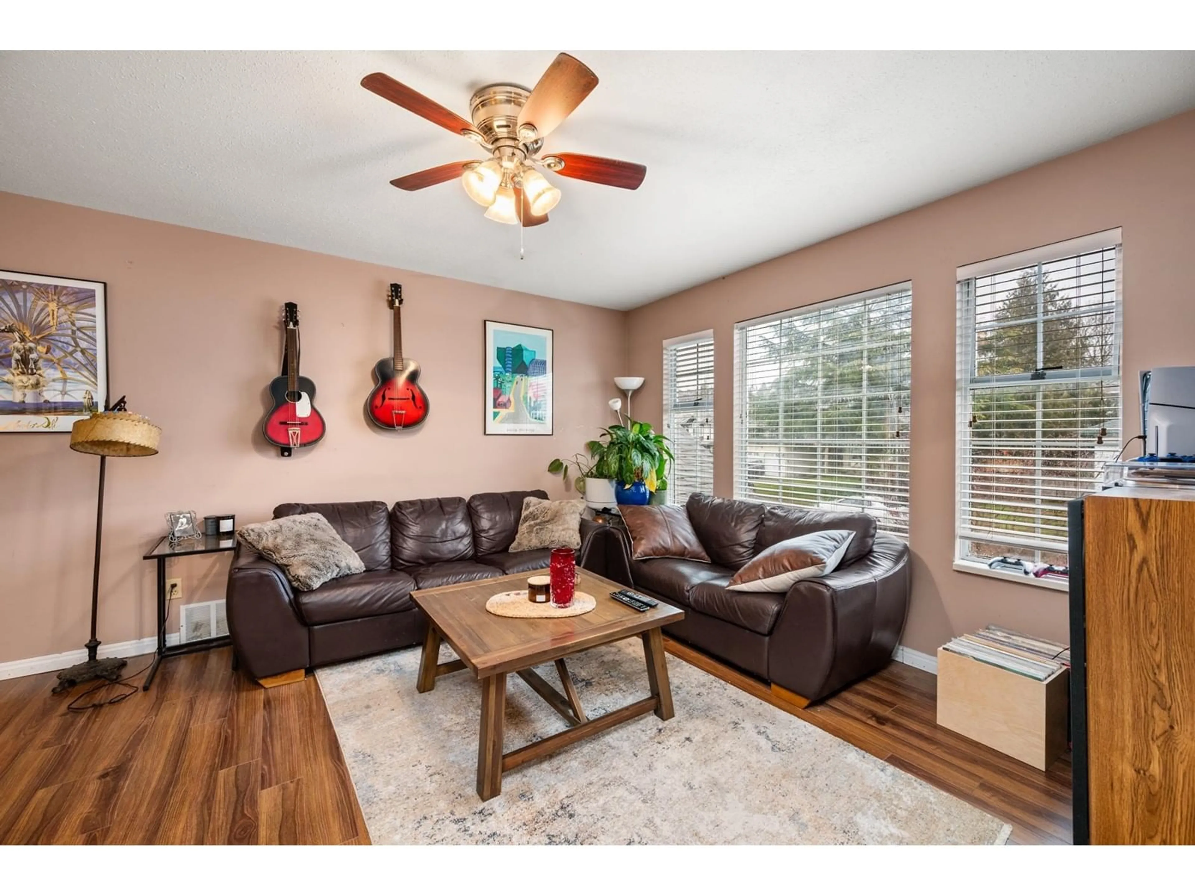 Living room with furniture, wood/laminate floor for 31002 CREEKSIDE, Abbotsford British Columbia V2T5K1