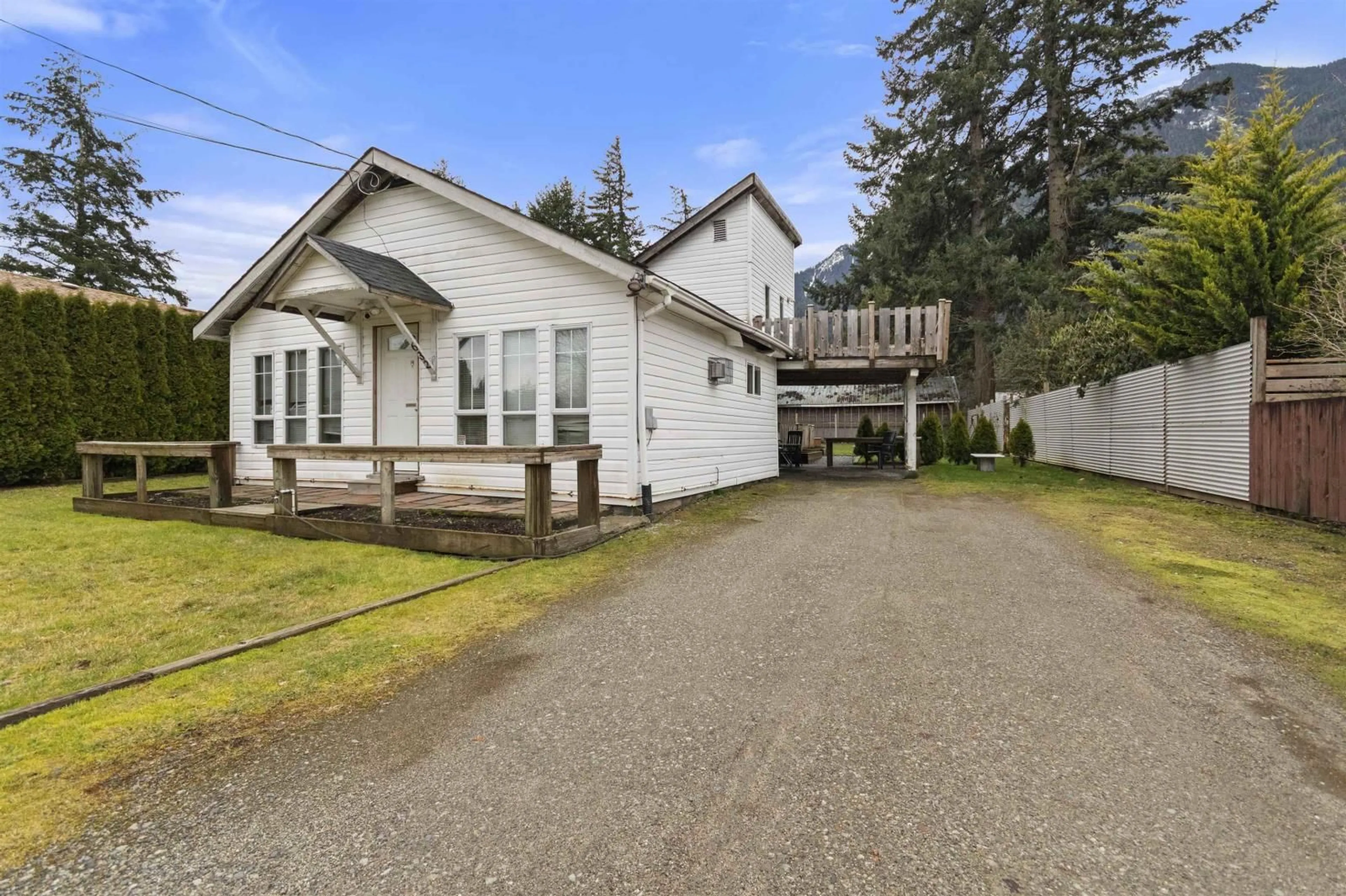 A pic from outside/outdoor area/front of a property/back of a property/a pic from drone, street for 632 COMMISSION STREET, Hope British Columbia V0X1L0