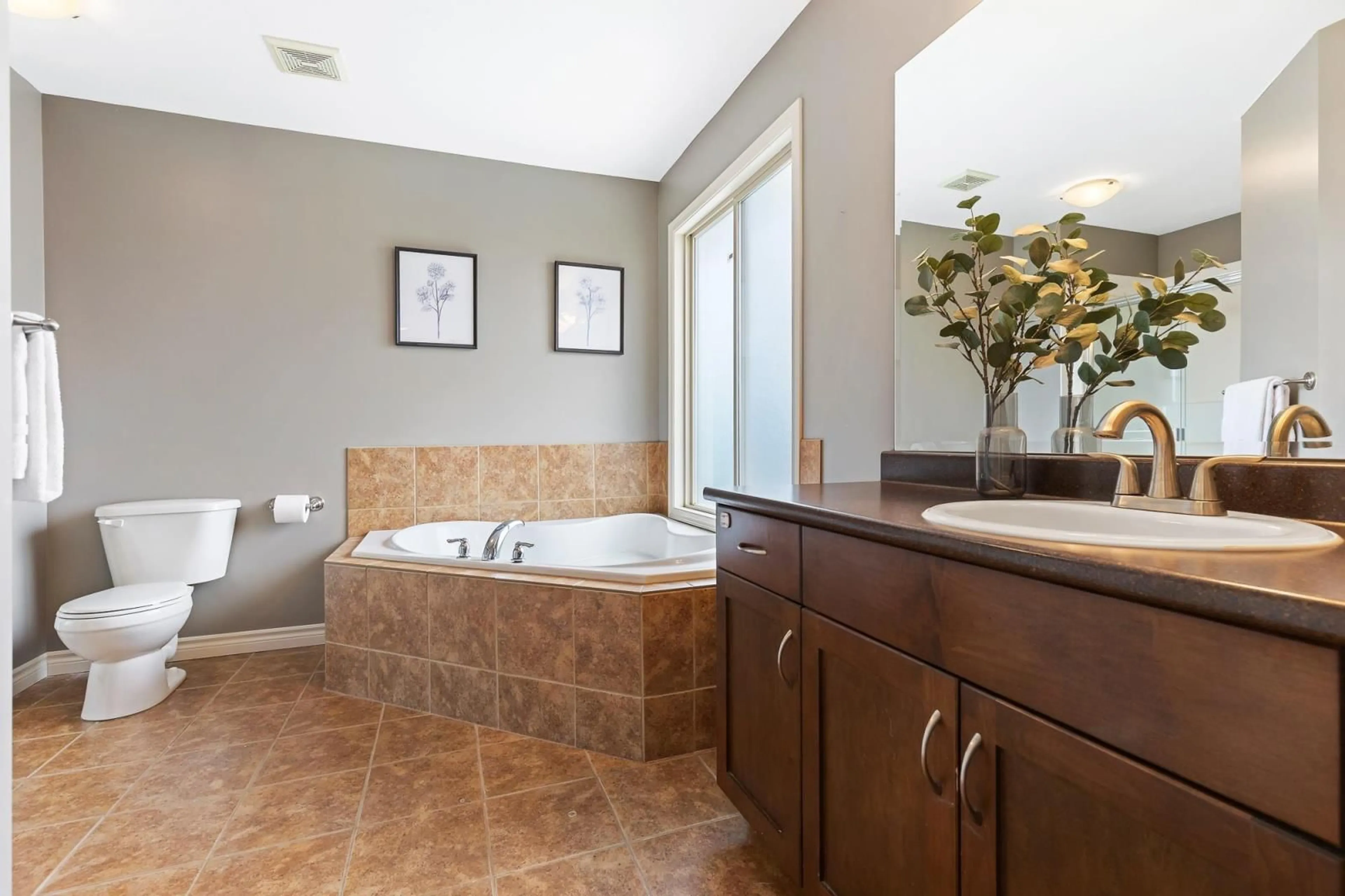 Contemporary bathroom, ceramic/tile floor for 2 8502 UNITY DRIVE|Eastern Hillsides, Chilliwack British Columbia V4Z1K6