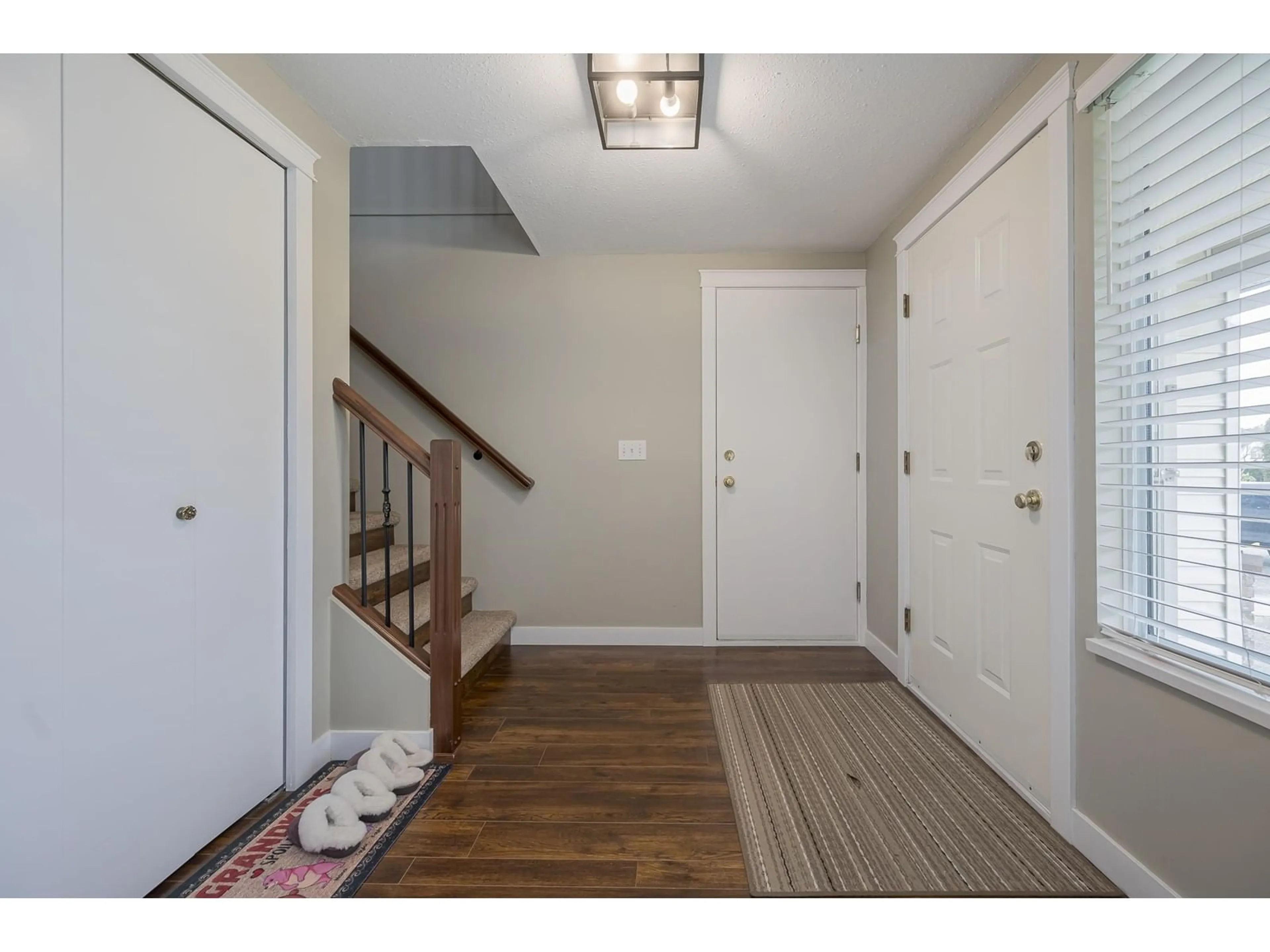 Indoor entryway for 8076 157A STREET, Surrey British Columbia V4N0S6