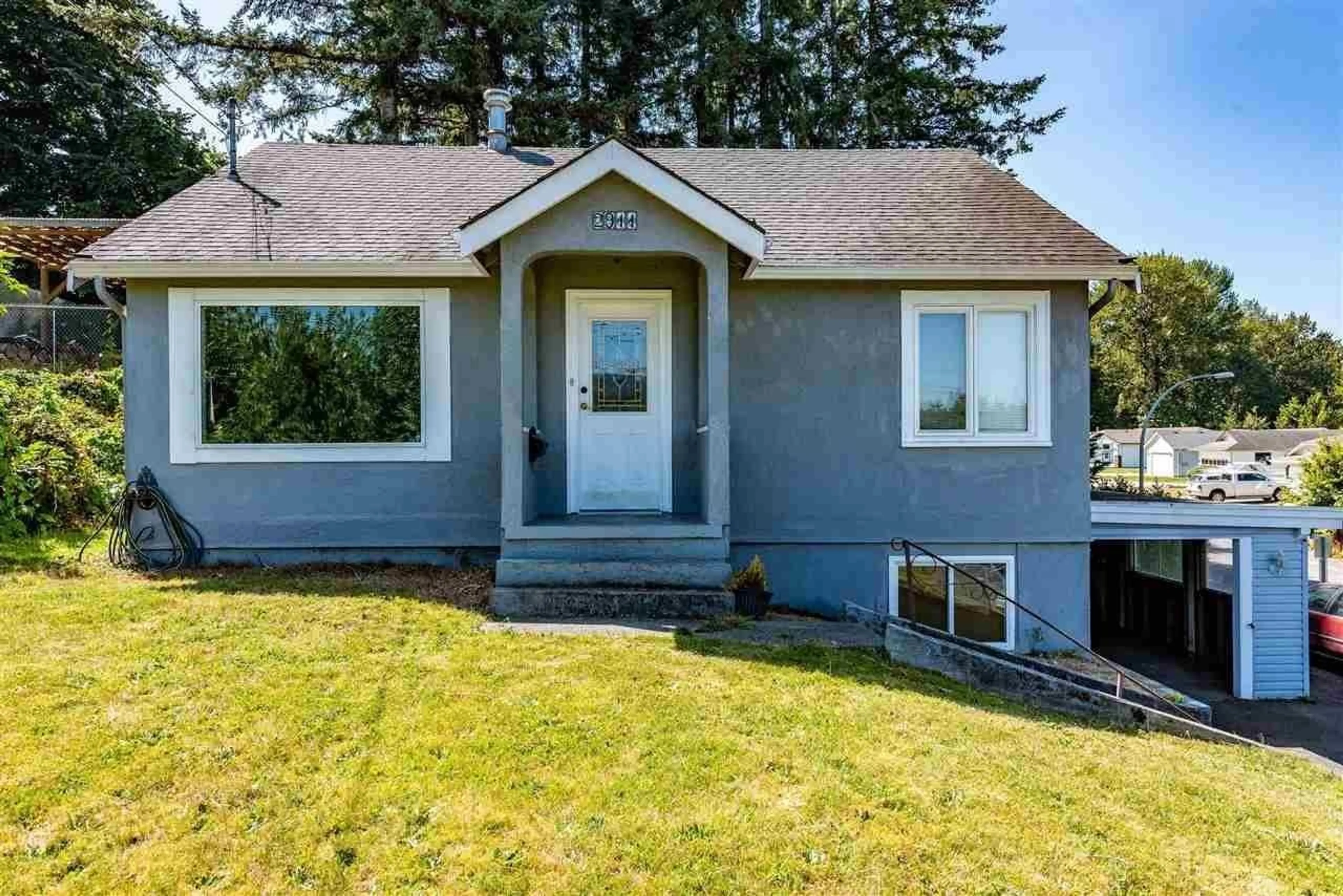 Home with vinyl exterior material, street for 33585 MCCALLUM PLACE, Abbotsford British Columbia V2S3R4