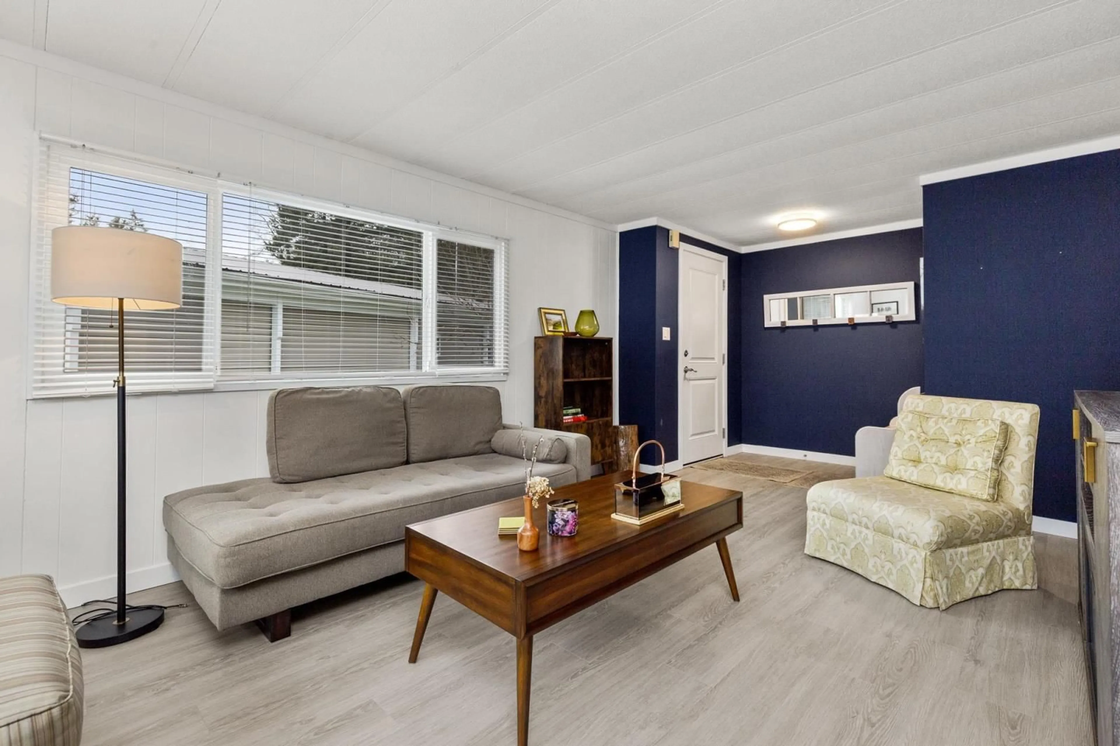 Living room with furniture, wood/laminate floor for 12 65367 KAWKAWA LAKE ROAD|Hope, Hope British Columbia V0X1L1