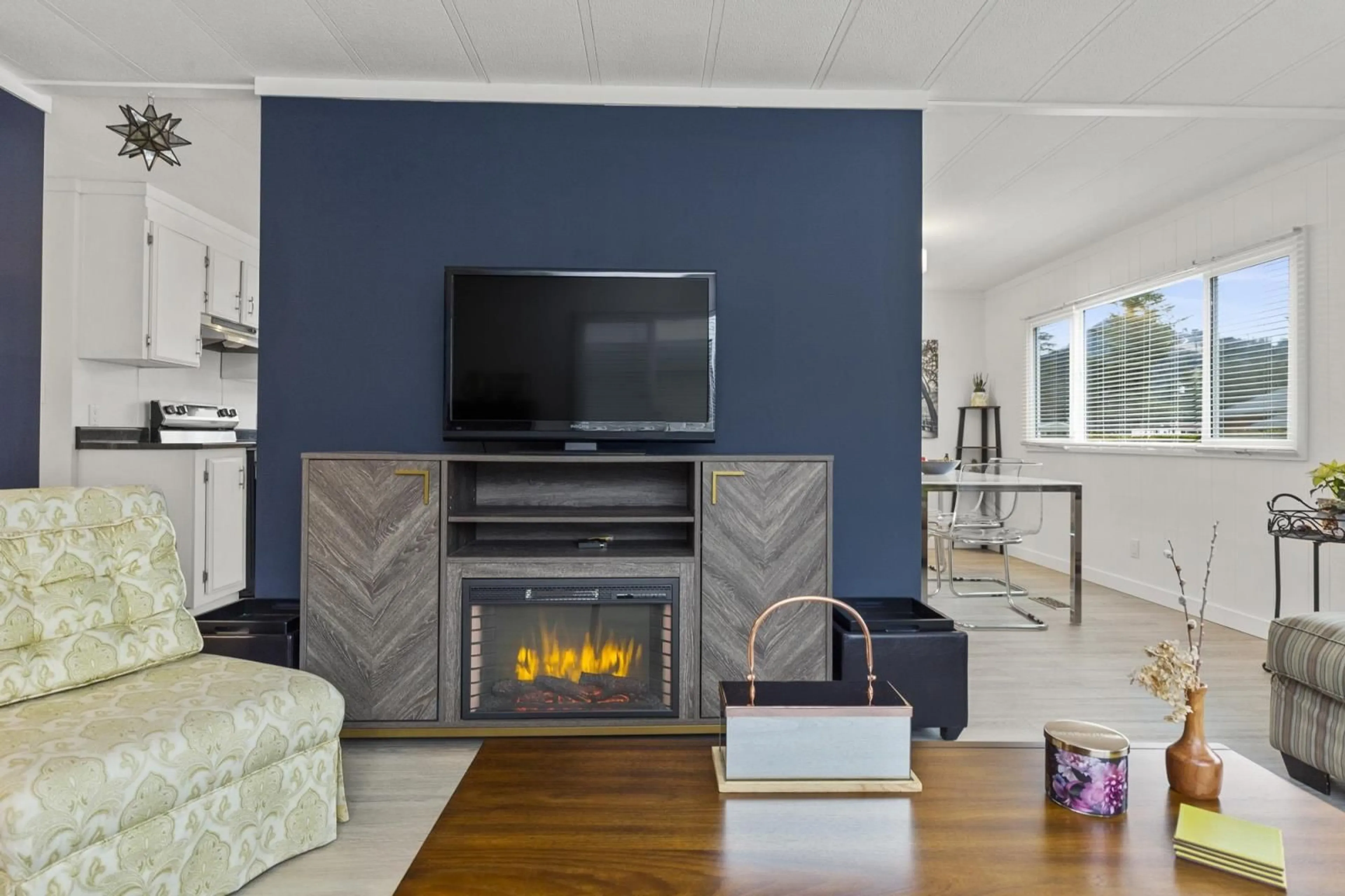 Living room with furniture, unknown for 12 65367 KAWKAWA LAKE ROAD|Hope, Hope British Columbia V0X1L1