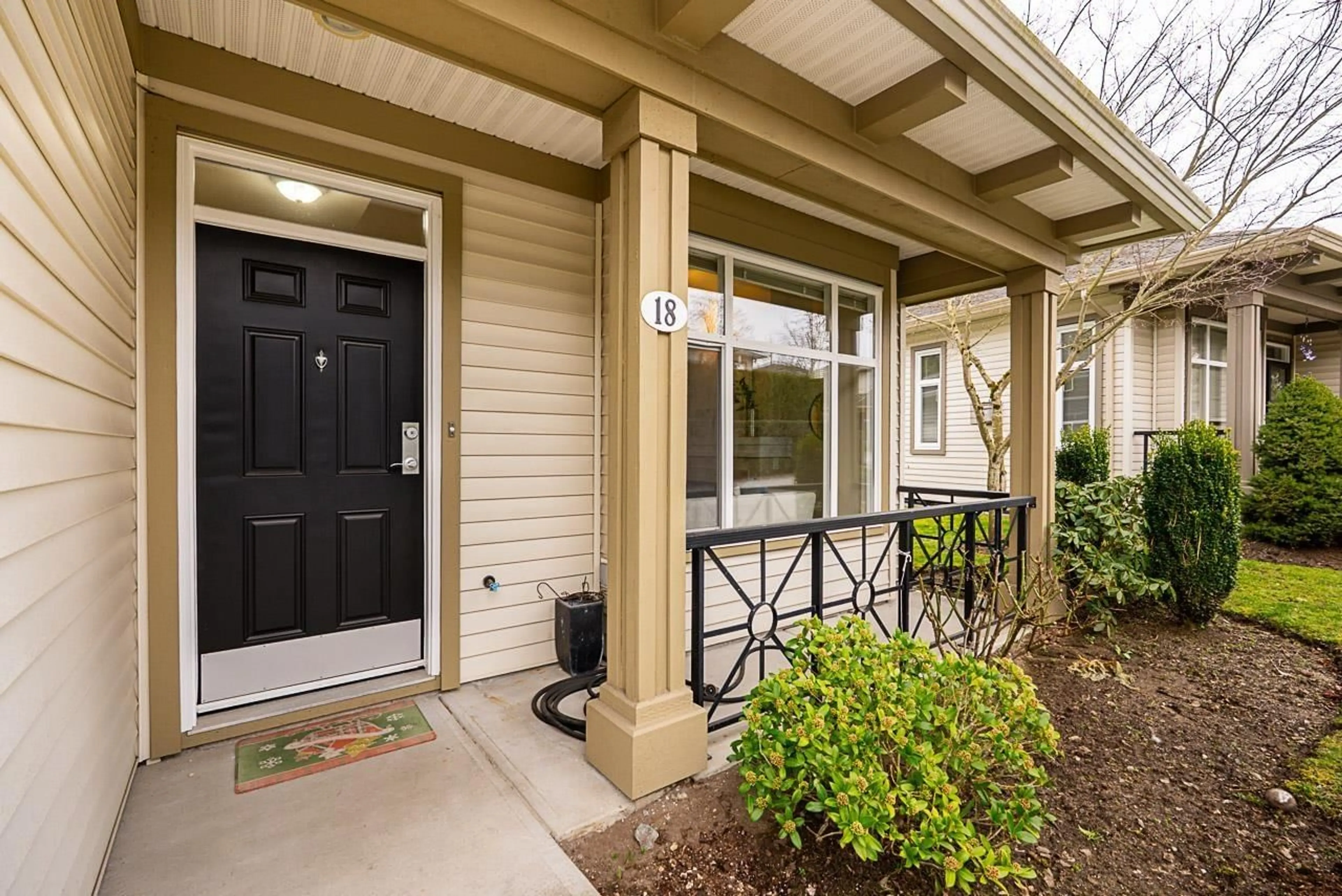 Indoor entryway for 18 15188 62A AVENUE, Surrey British Columbia V3S1W7