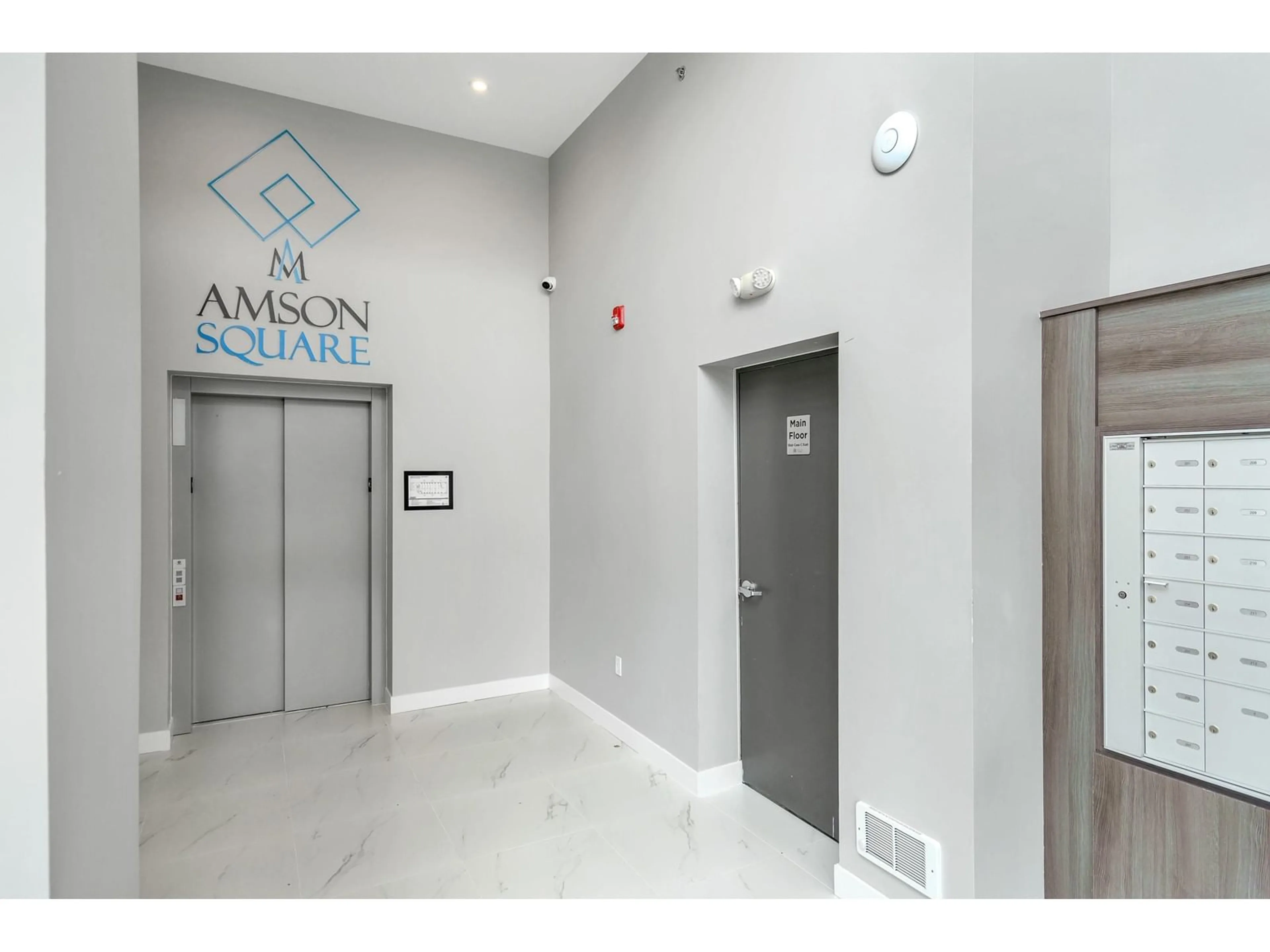 Indoor foyer for 203 14438 72 AVENUE, Surrey British Columbia V3S0B6