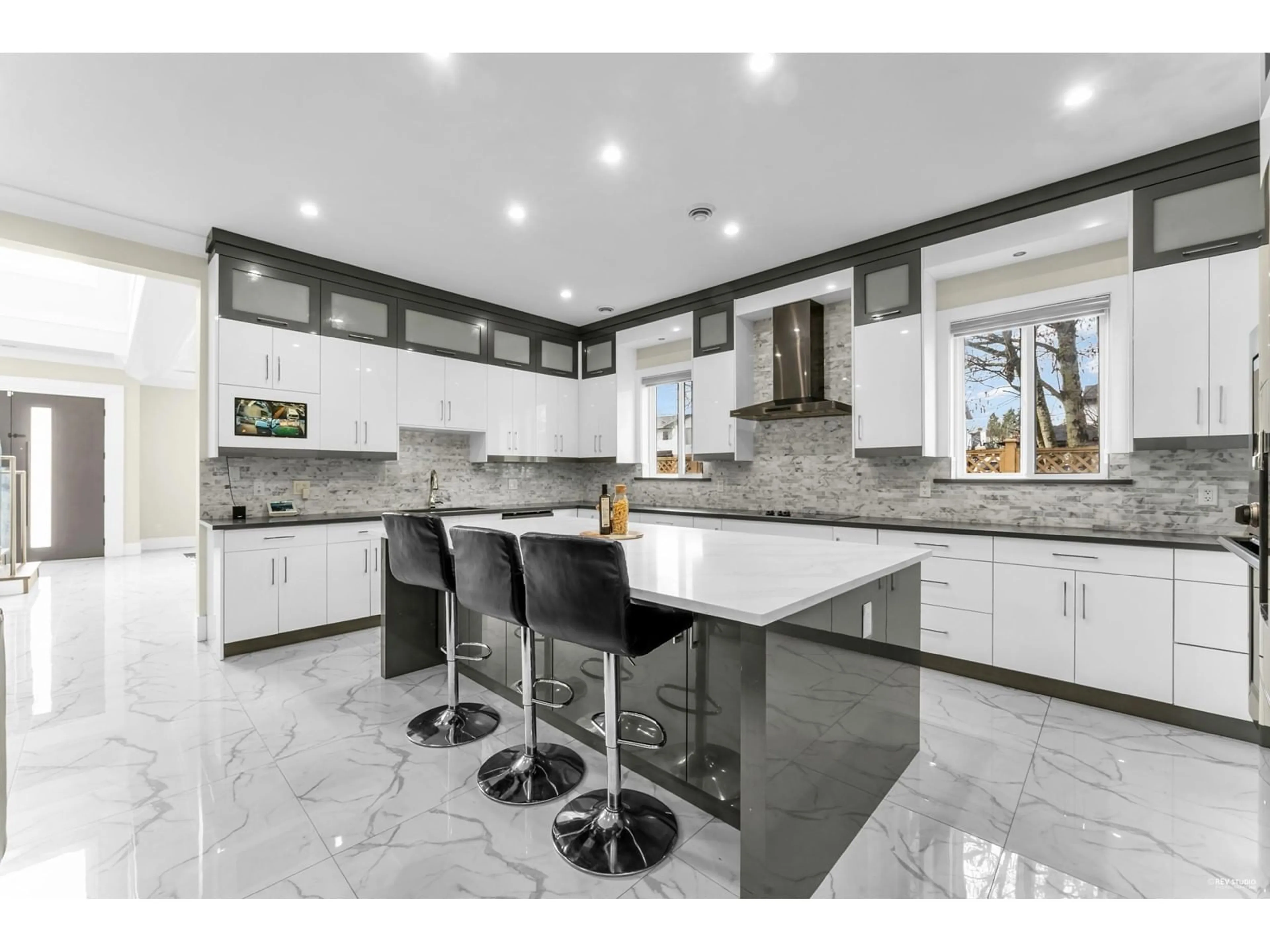 Contemporary kitchen, ceramic/tile floor for 7913 133A STREET, Surrey British Columbia V3W2Y7