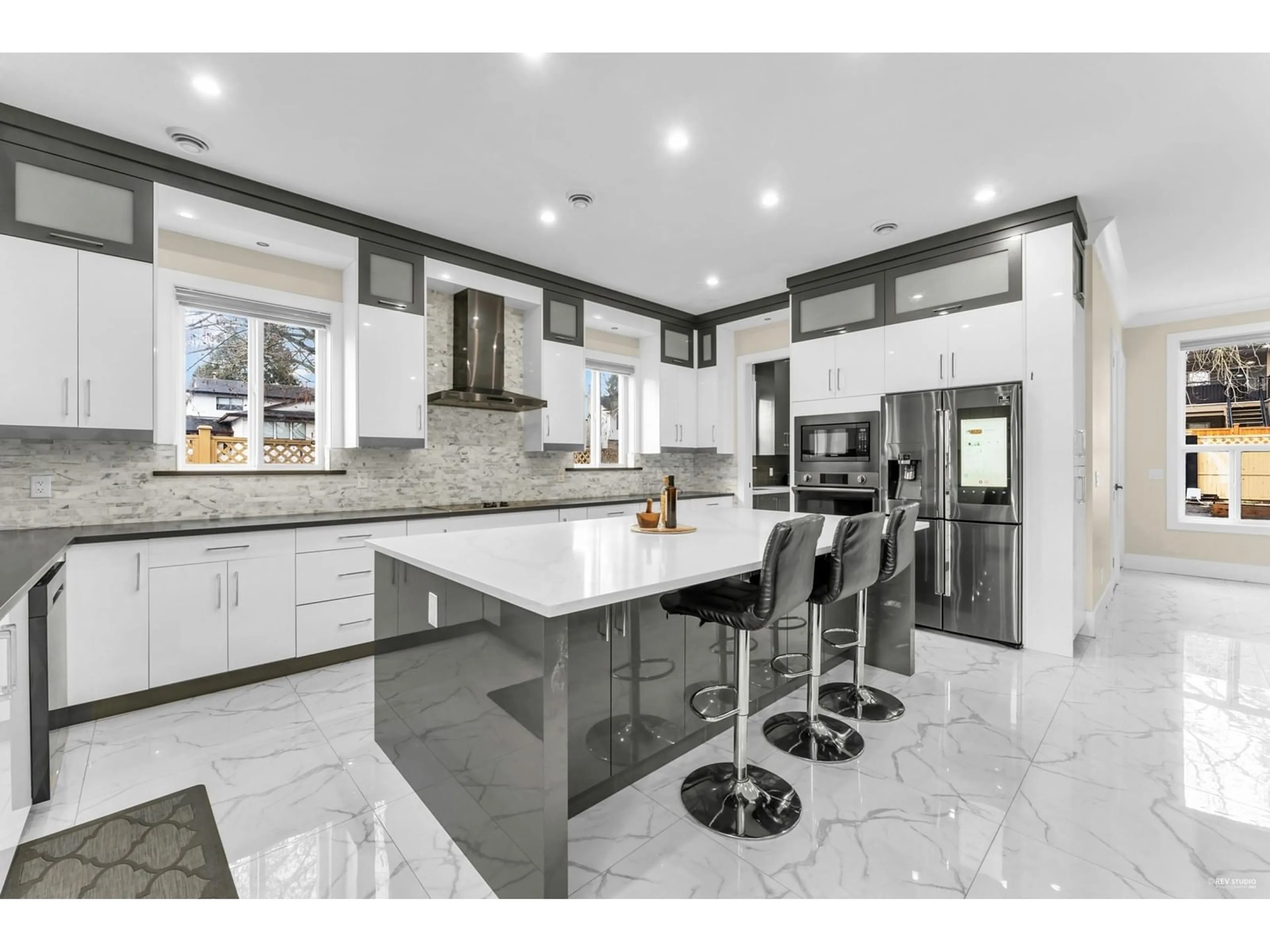 Contemporary kitchen, ceramic/tile floor for 7913 133A STREET, Surrey British Columbia V3W2Y7