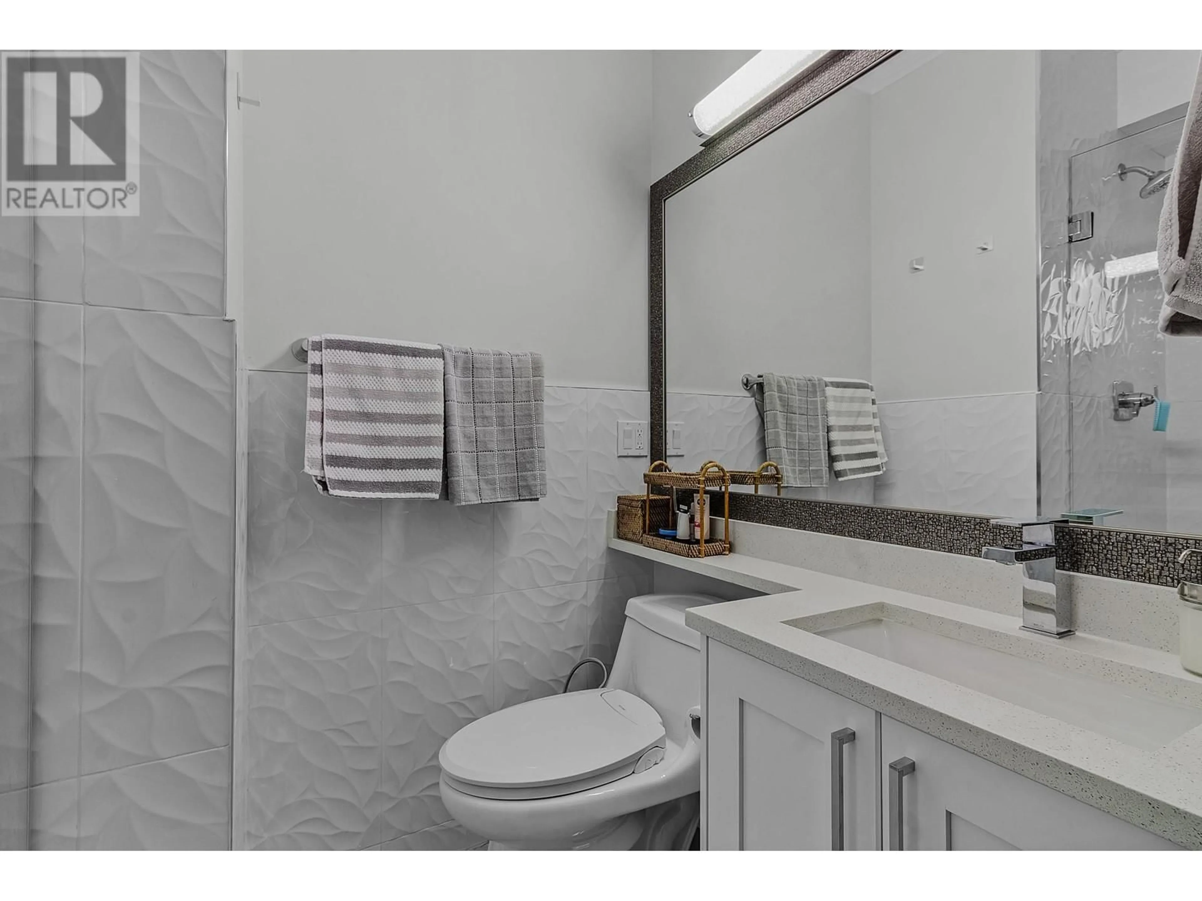 Standard bathroom, ceramic/tile floor for 8175 10TH AVENUE, Burnaby British Columbia V3N2S5