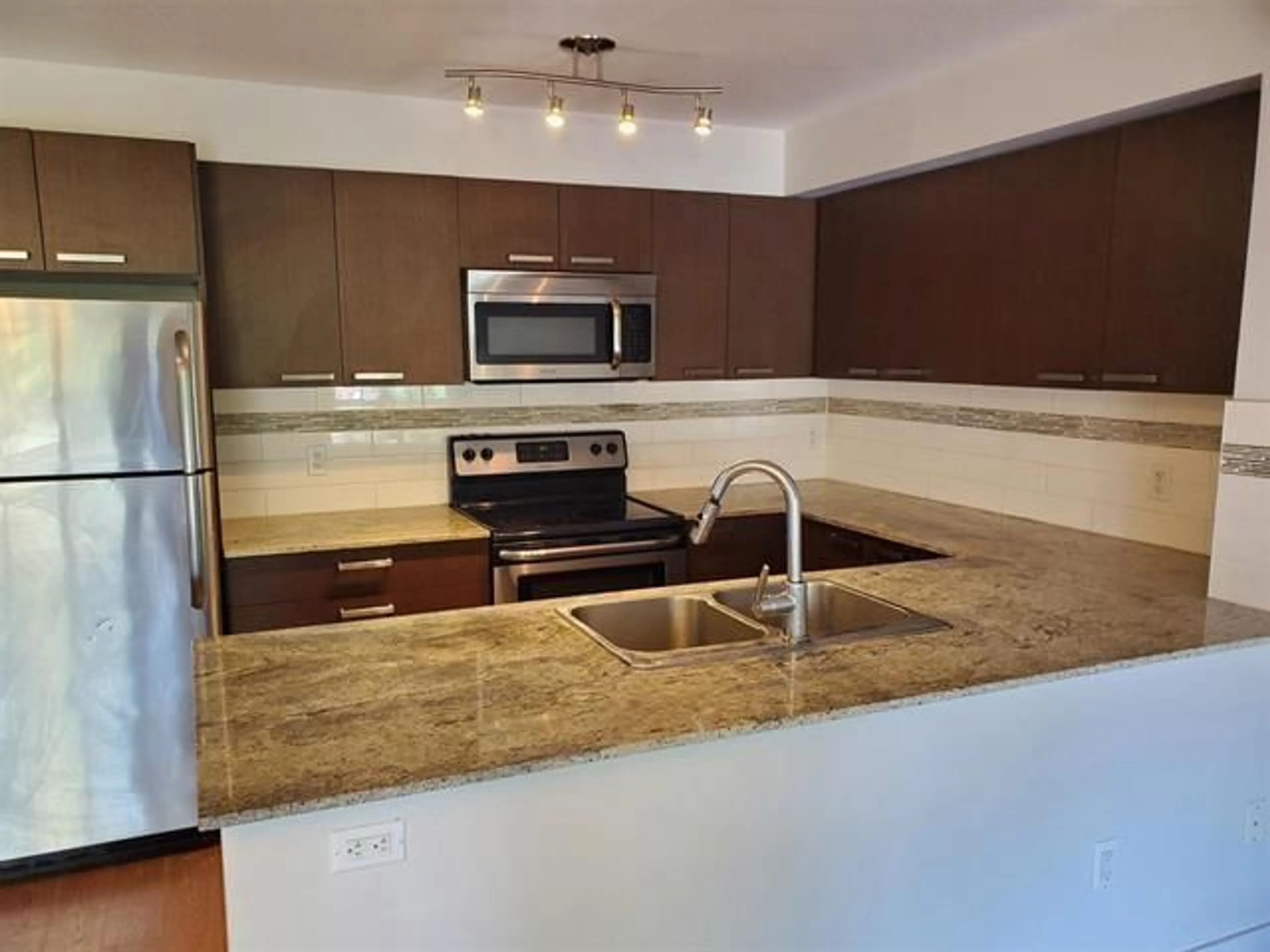 Standard kitchen, ceramic/tile floor for 315 - 13883 LAUREL, Surrey British Columbia V3T1A8