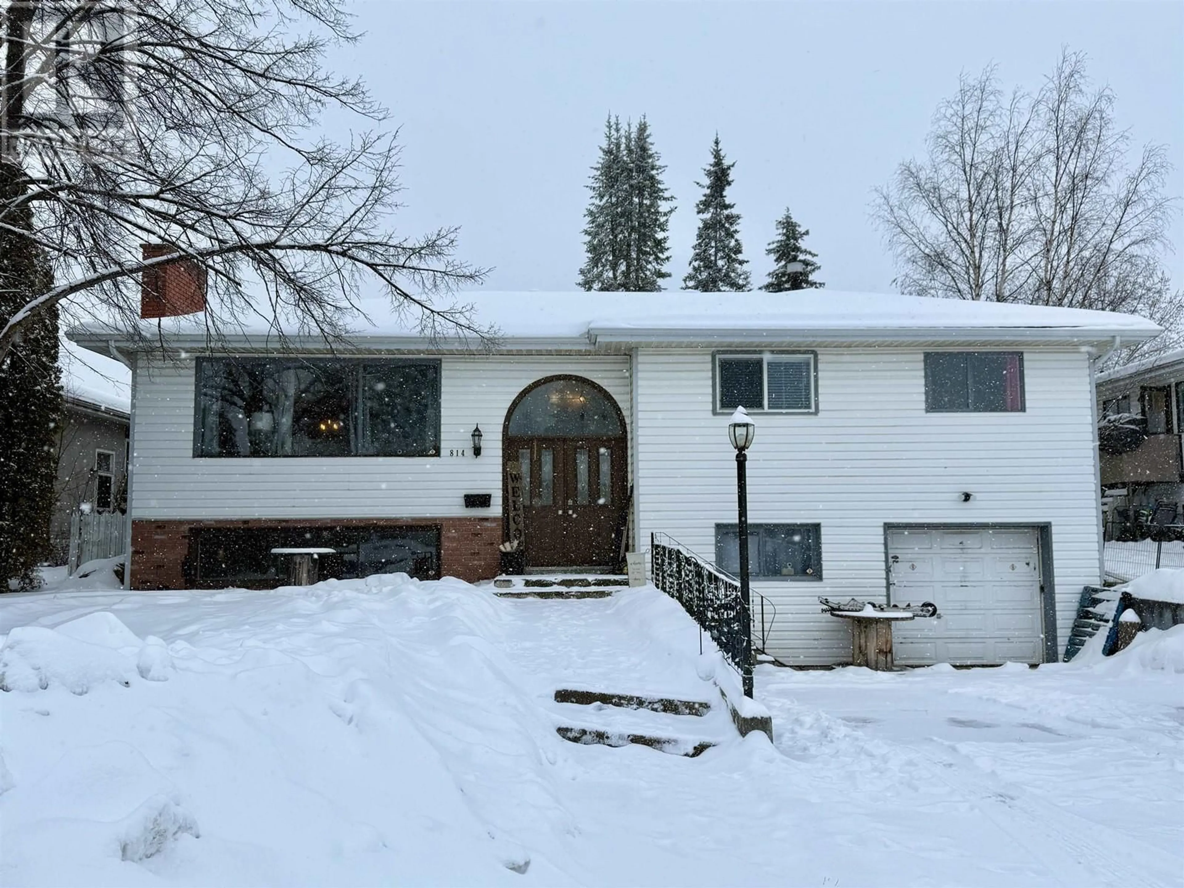 Home with vinyl exterior material, street for 814 WARREN AVENUE, Prince George British Columbia V2M3V7