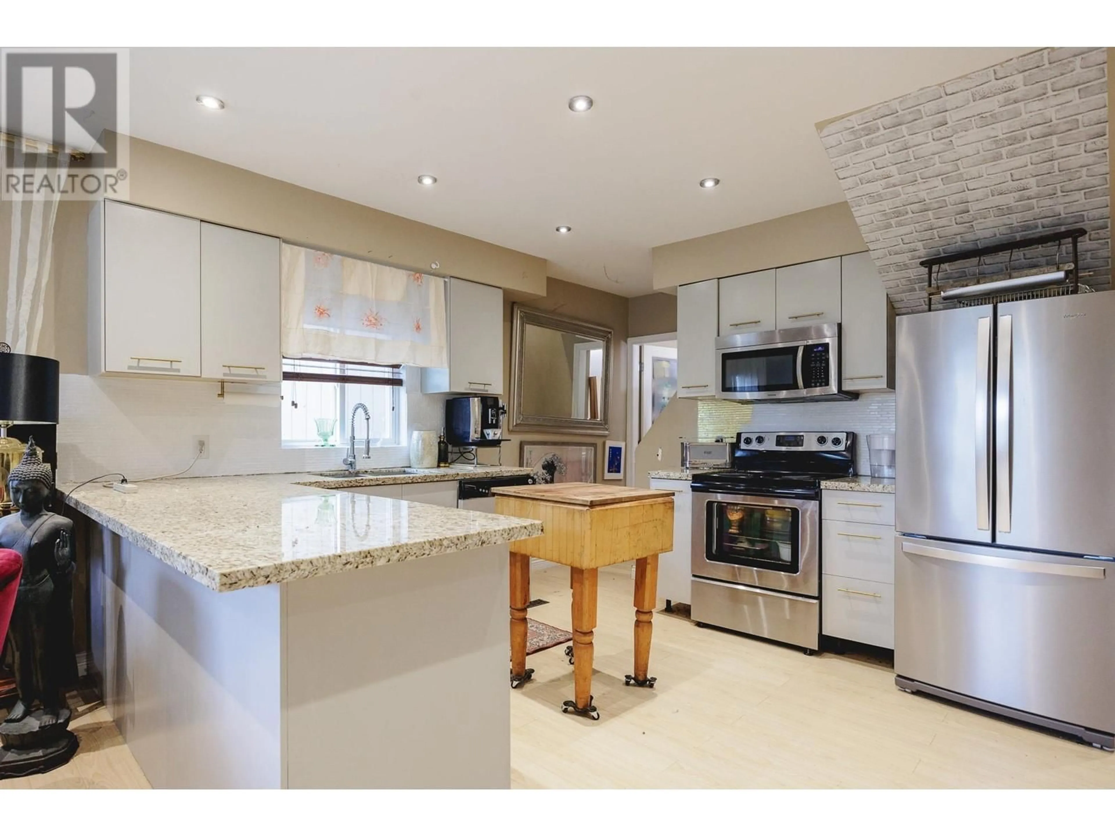 Open concept kitchen, unknown for 555 EAST COLUMBIA STREET, New Westminster British Columbia V3L3X9