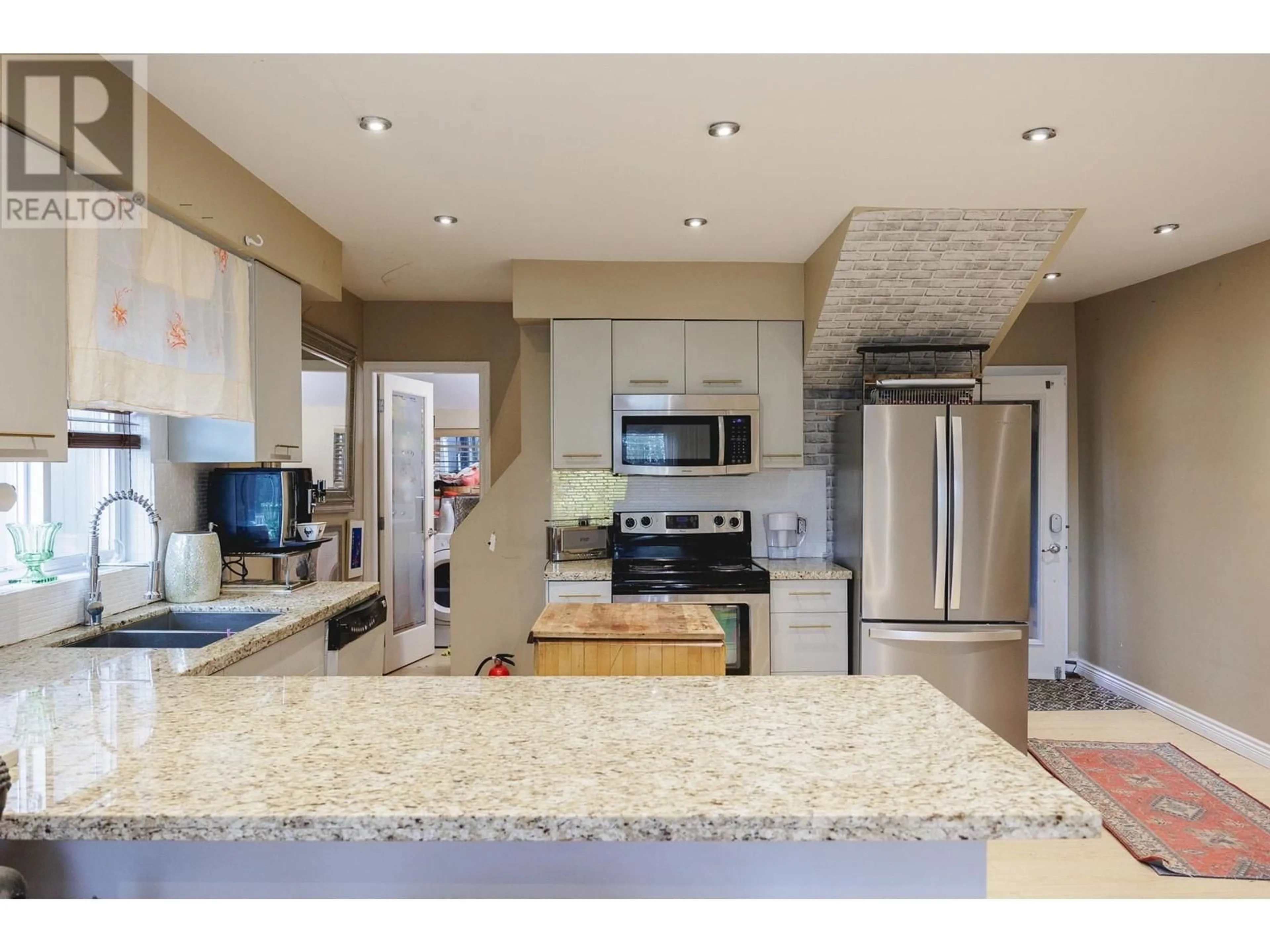 Open concept kitchen, ceramic/tile floor for 555 EAST COLUMBIA STREET, New Westminster British Columbia V3L3X9