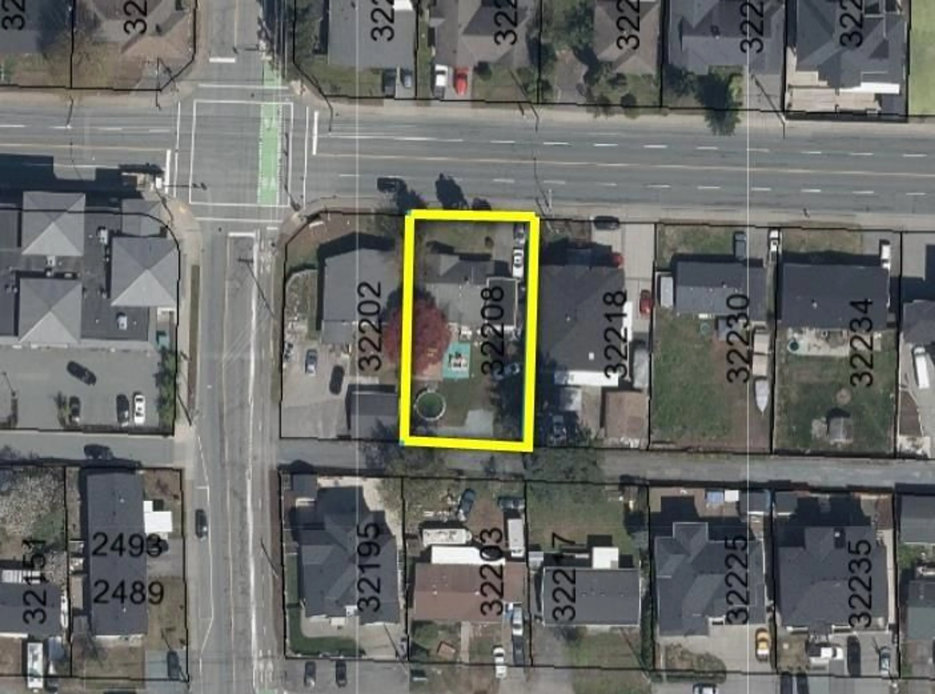 A pic from outside/outdoor area/front of a property/back of a property/a pic from drone, street for 32208 HILLCREST AVENUE, Abbotsford British Columbia V2T1S6