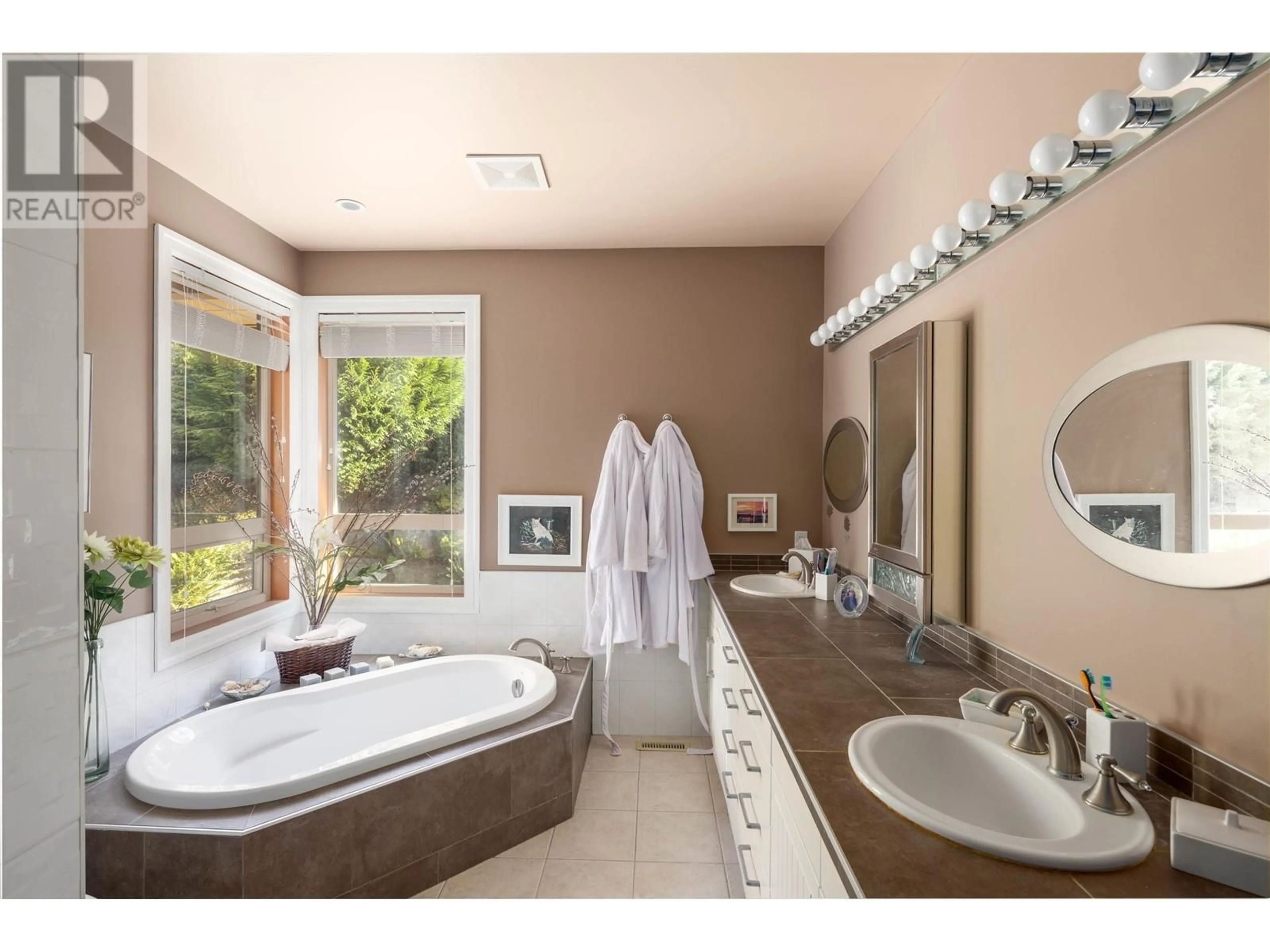 Contemporary bathroom, ceramic/tile floor for 1072 JAY CRESCENT, Squamish British Columbia V8B0P3