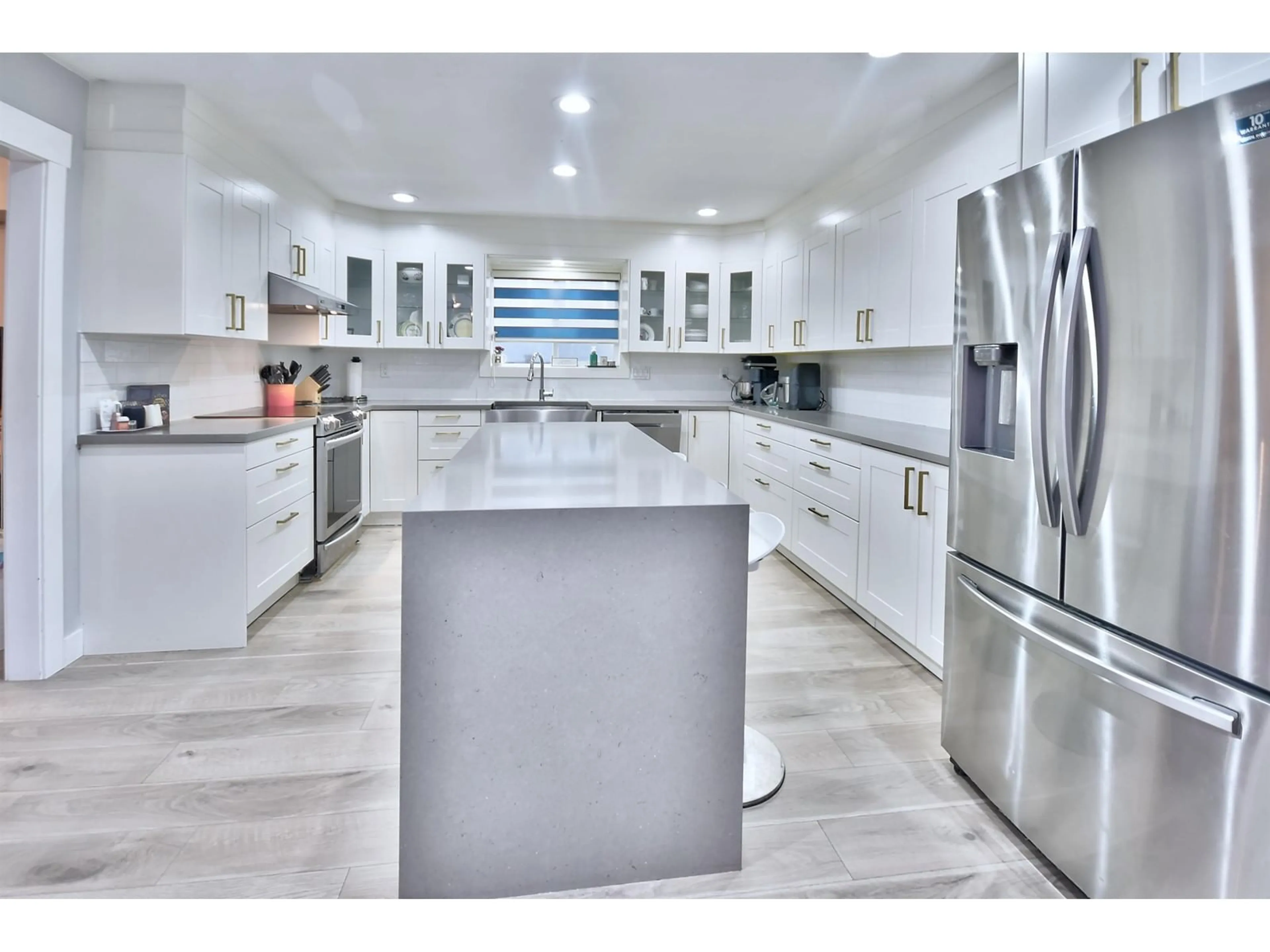 Contemporary kitchen, ceramic/tile floor for 15402 110 AVENUE, Surrey British Columbia V3R0X1