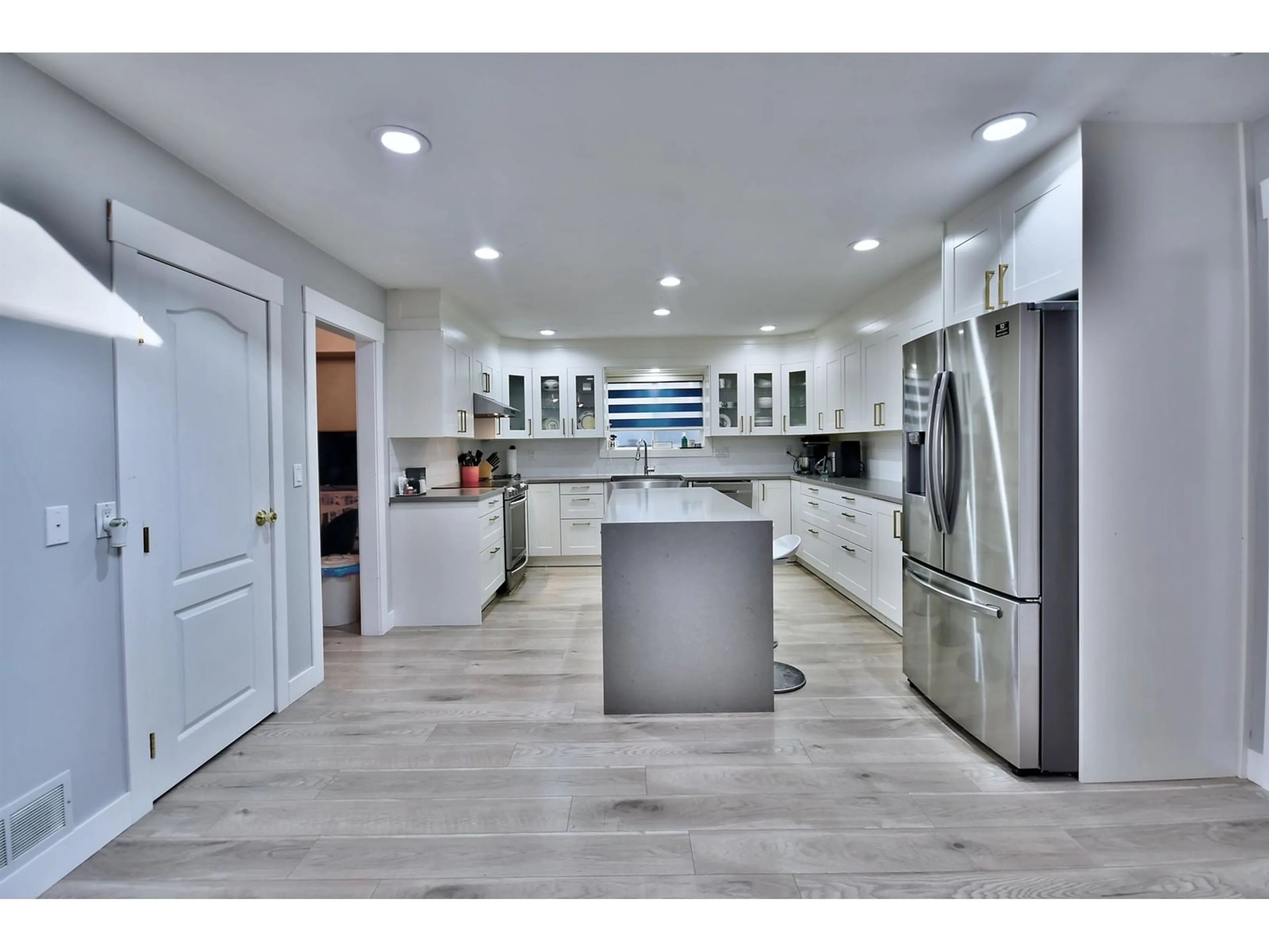 Open concept kitchen, ceramic/tile floor for 15402 110 AVENUE, Surrey British Columbia V3R0X1