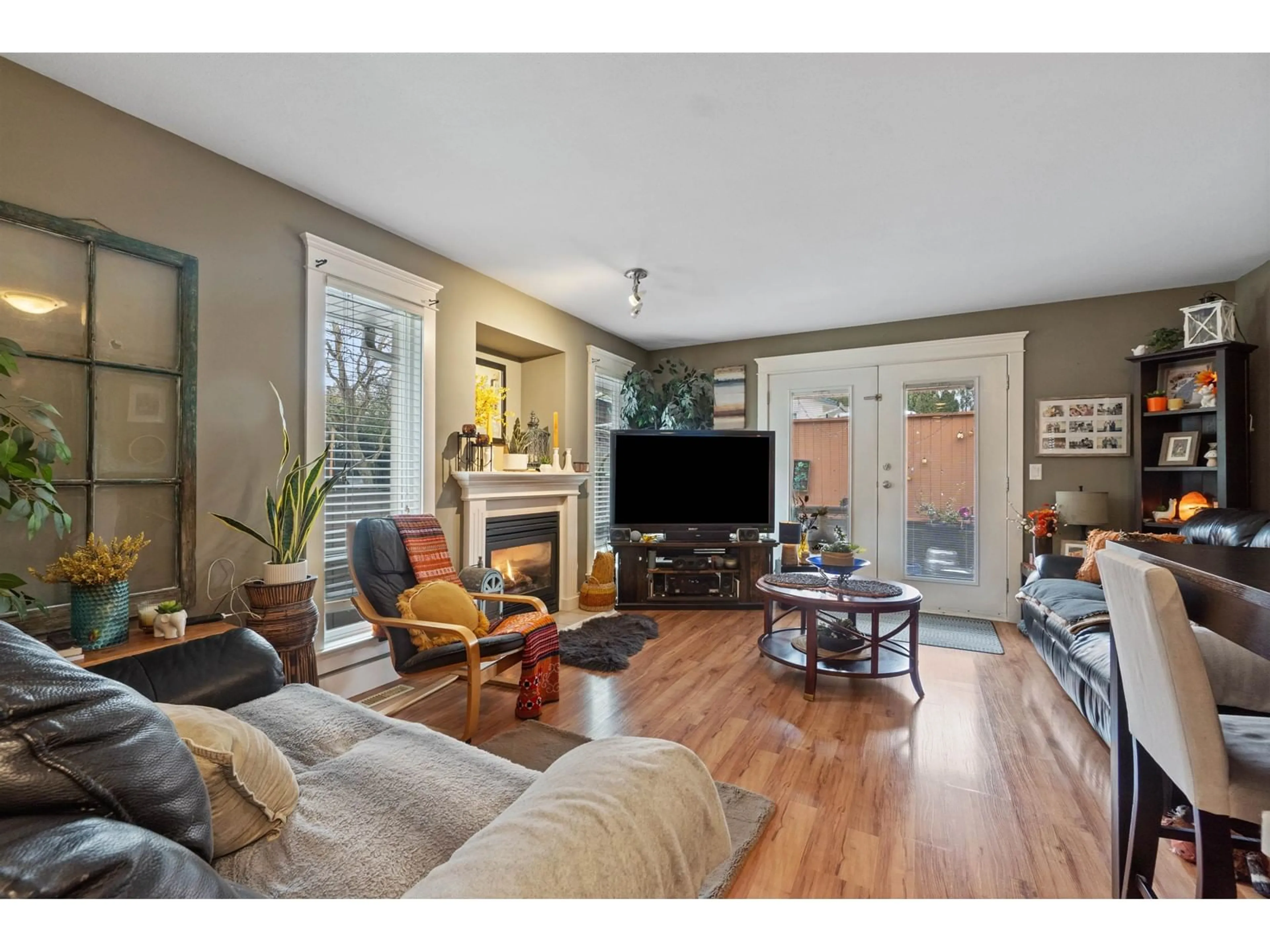 Living room with furniture, wood/laminate floor for 7588 STAVE LAKE STREET, Mission British Columbia V2V4G3