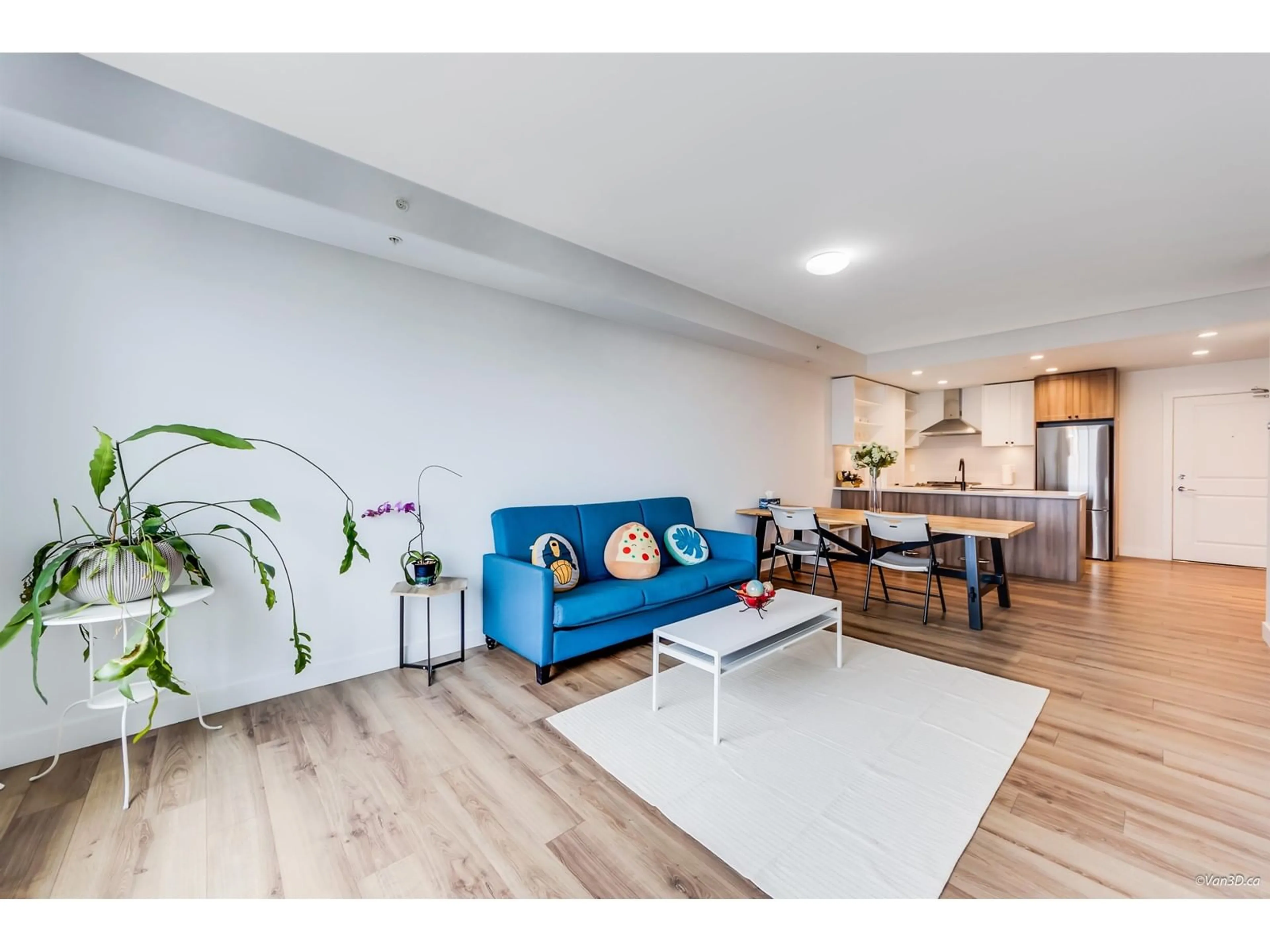 Living room with furniture, wood/laminate floor for B410 - 20487 65, Langley British Columbia V2Y3K5