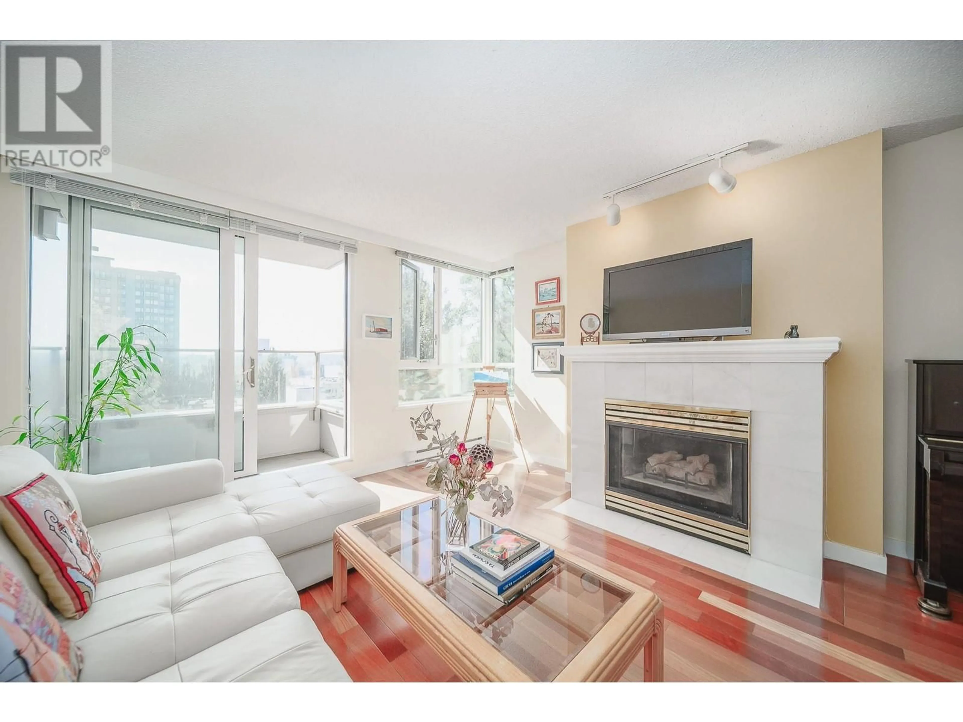 Living room with furniture, wood/laminate floor for 501 1345 BURNABY STREET, Vancouver British Columbia V6E1R2