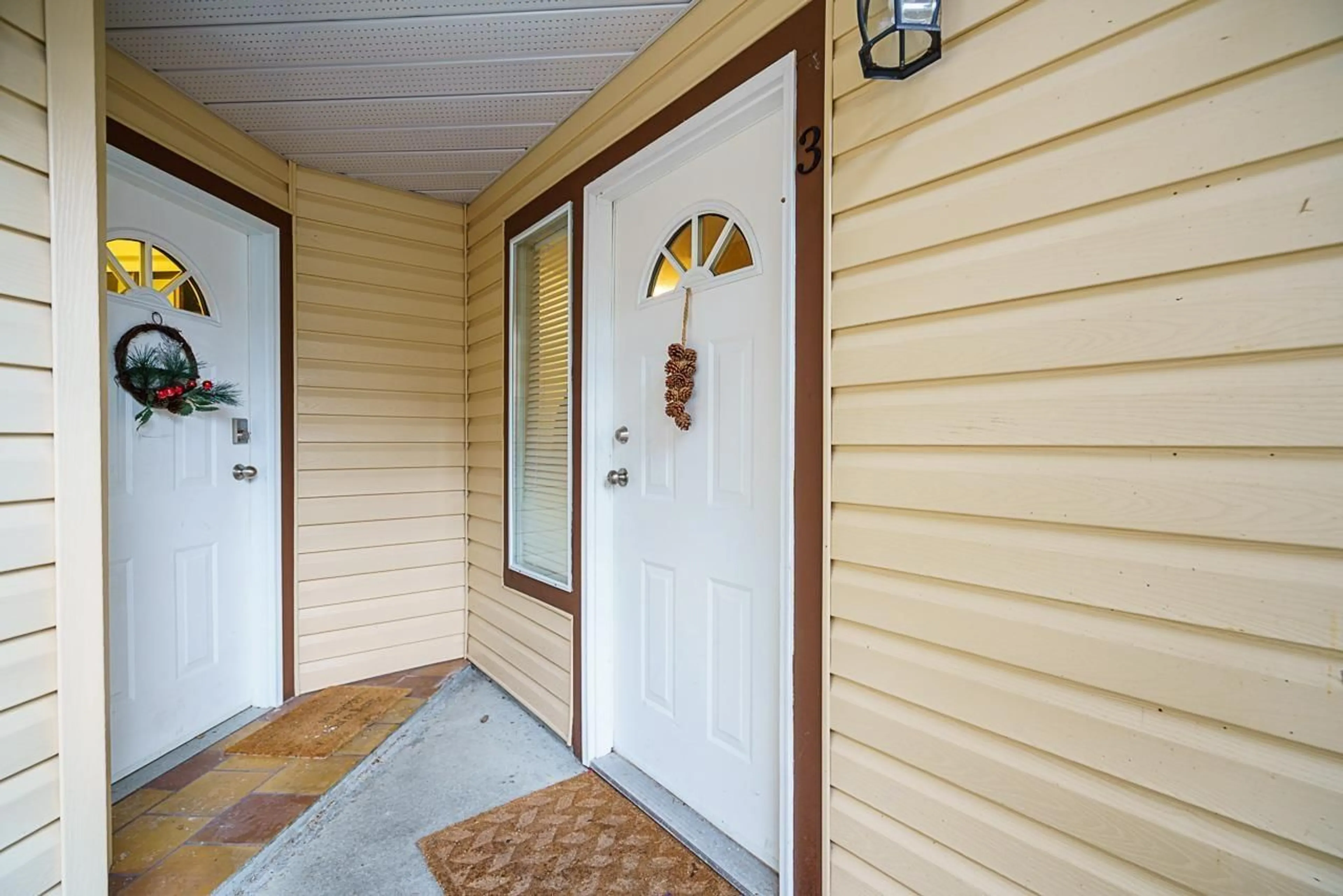 Indoor entryway for 3 20848 DOUGLAS CRESCENT, Langley British Columbia V3A4C2