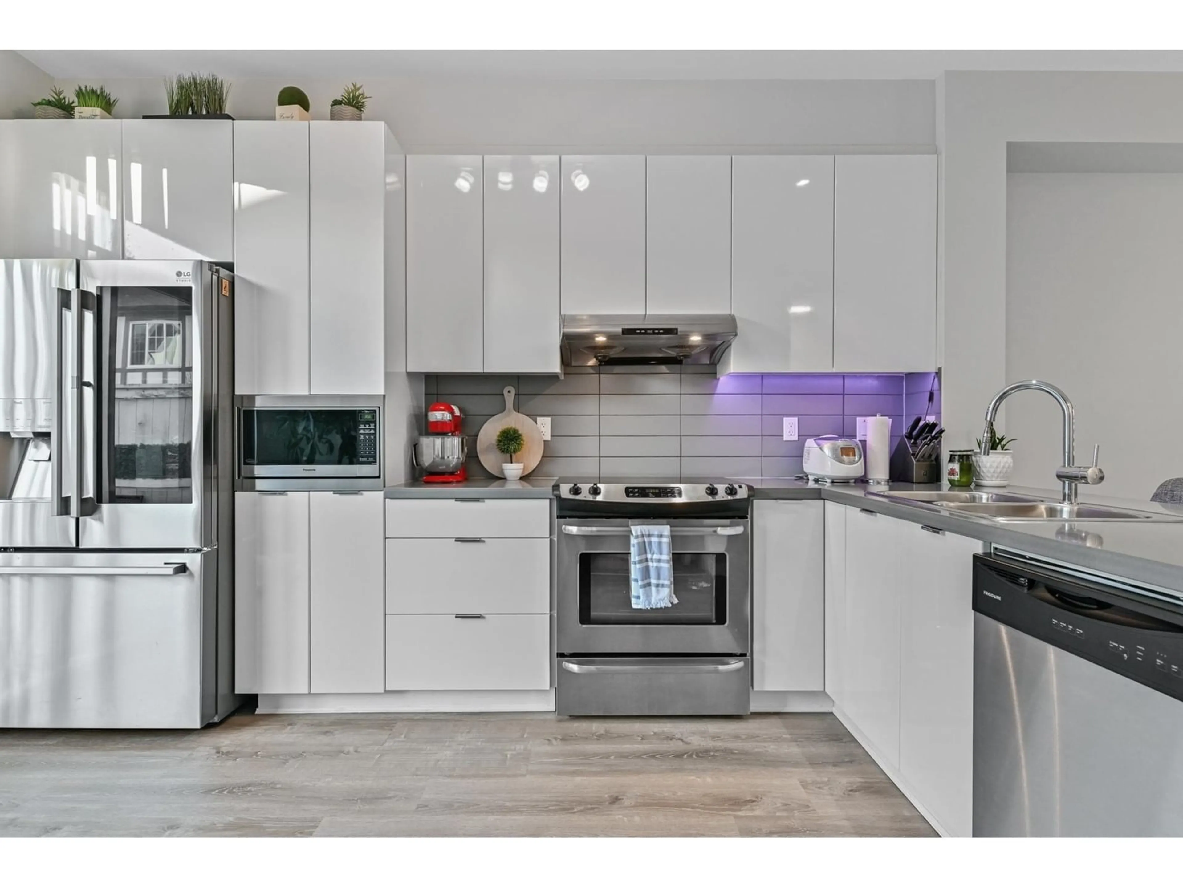 Contemporary kitchen, unknown for 81 - 30989 WESTRIDGE, Abbotsford British Columbia V2T0E7