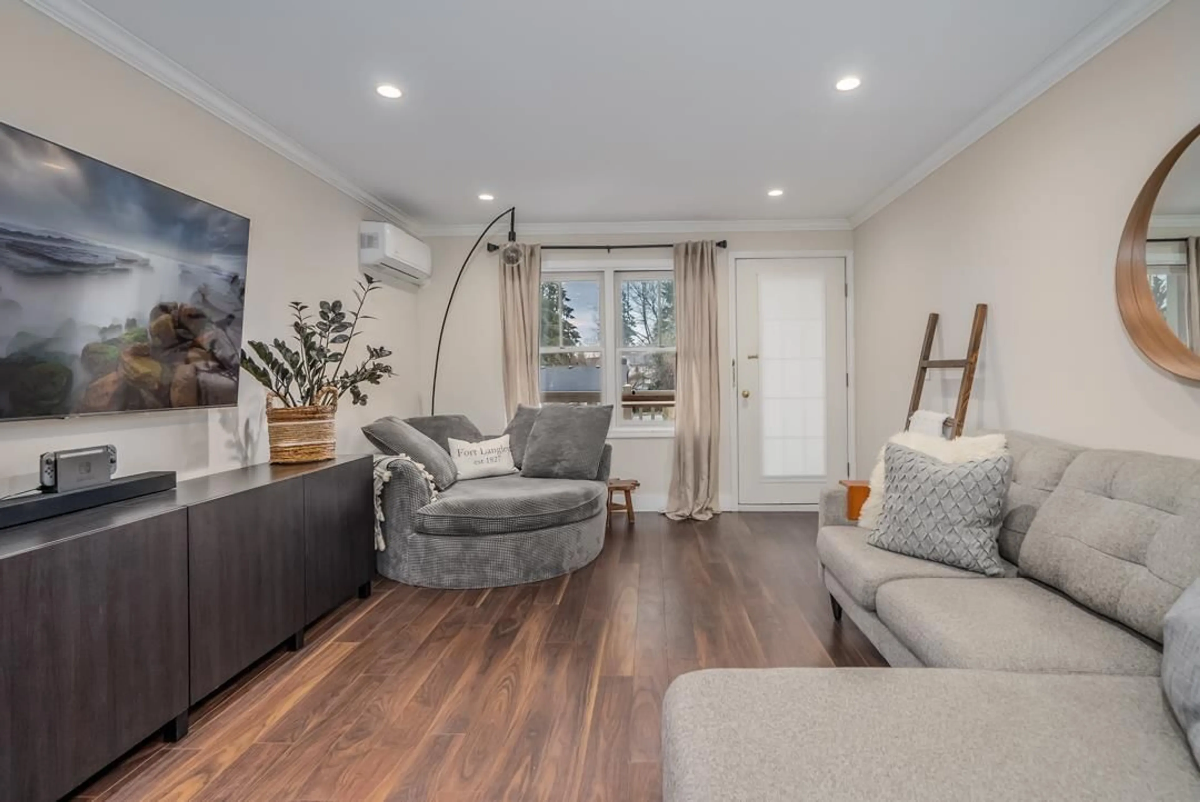 Living room with furniture, wood/laminate floor for 205 9124 GLOVER ROAD, Langley British Columbia V1M2S4