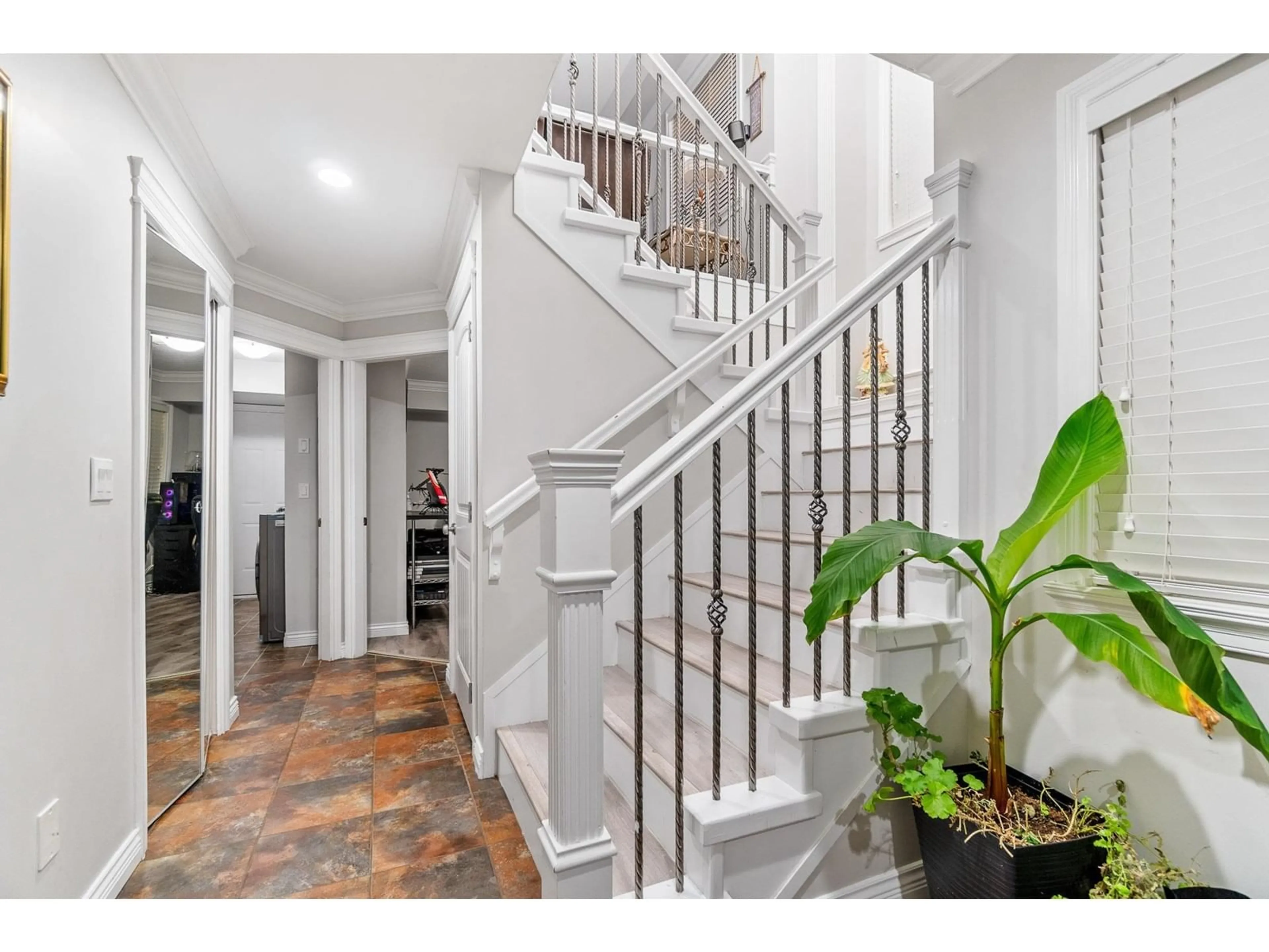 Indoor entryway for 32448 ABERCROMBIE, Mission British Columbia V2V7B6