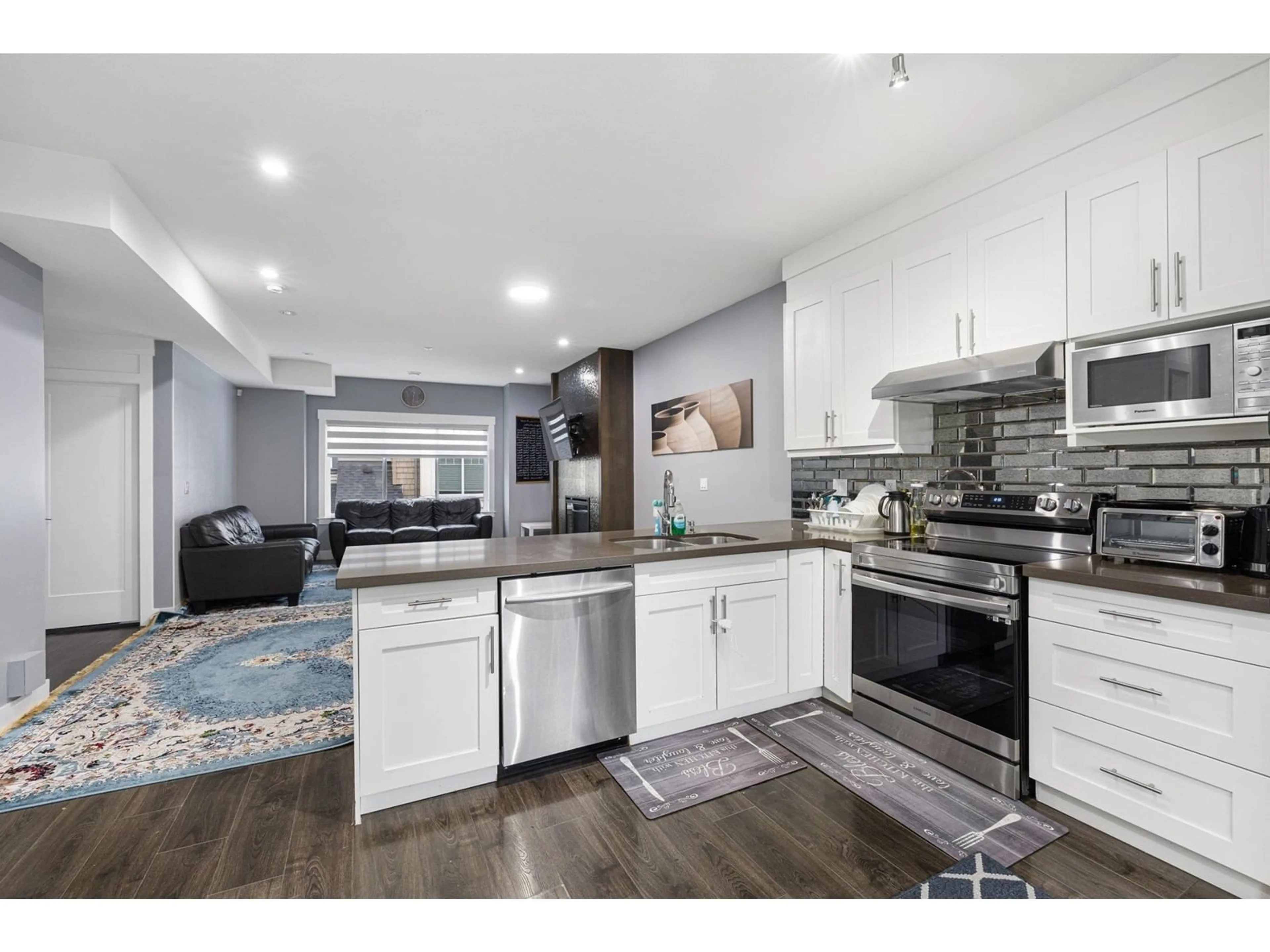 Open concept kitchen, unknown for 17 - 6971 122, Surrey British Columbia V3W1B6