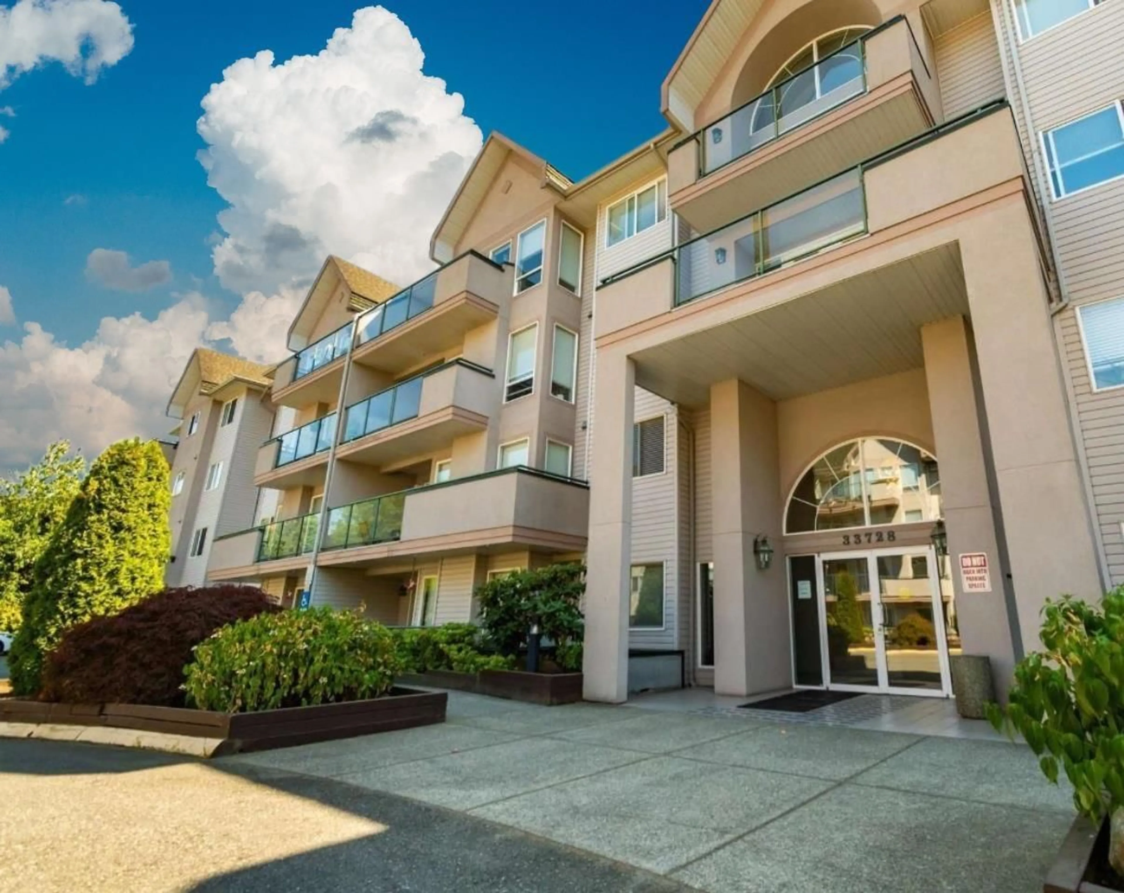 Indoor foyer for 406 33728 KING ROAD, Abbotsford British Columbia V2S8J4