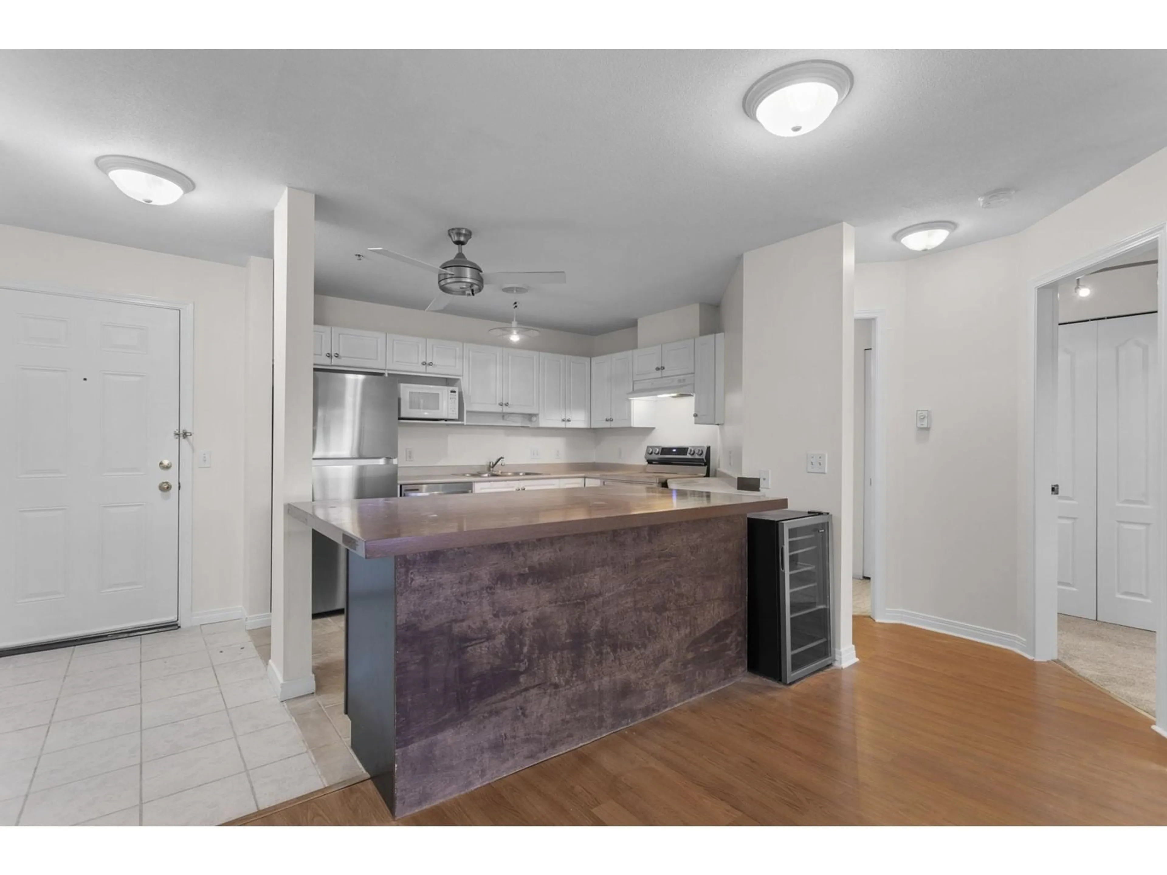 Open concept kitchen, wood/laminate floor for 406 33728 KING ROAD, Abbotsford British Columbia V2S8J4