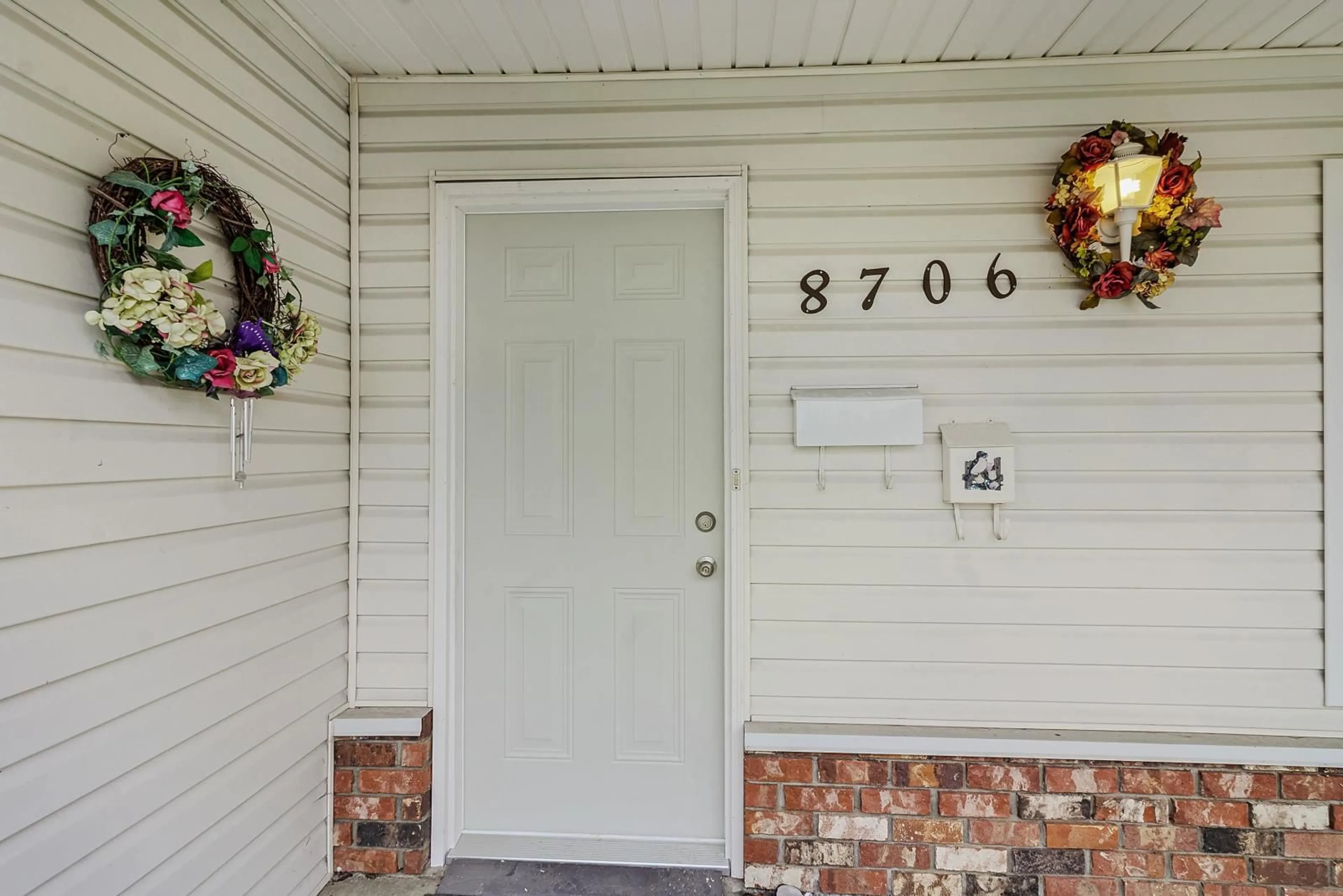 Indoor entryway for 8706 ASHWELL ROAD|Chilliwack Proper West, Chilliwack British Columbia V2P7C2