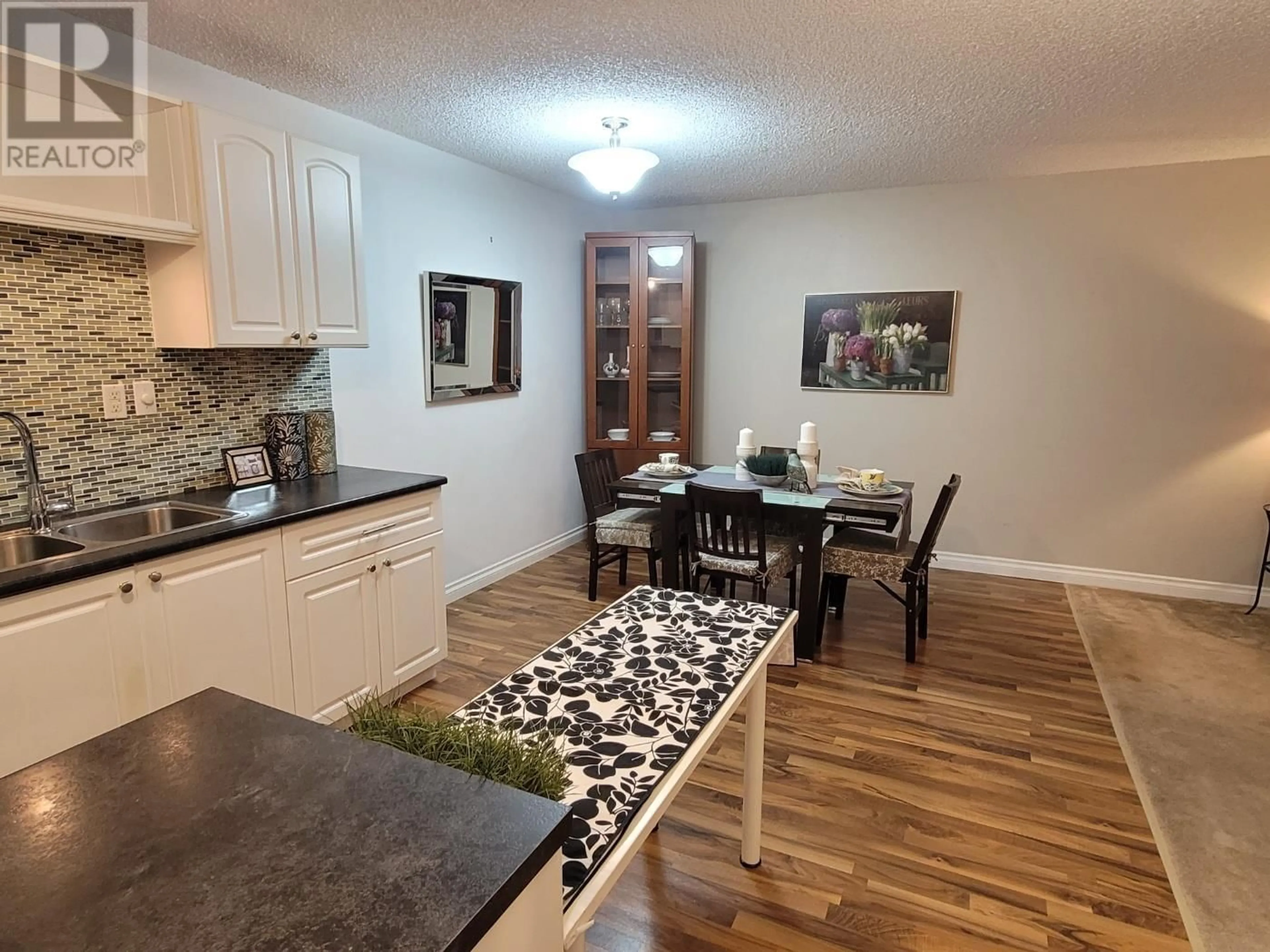 Open concept kitchen, wood/laminate floor for 106 - 12096 222 STREET, Maple Ridge British Columbia V2X5W1