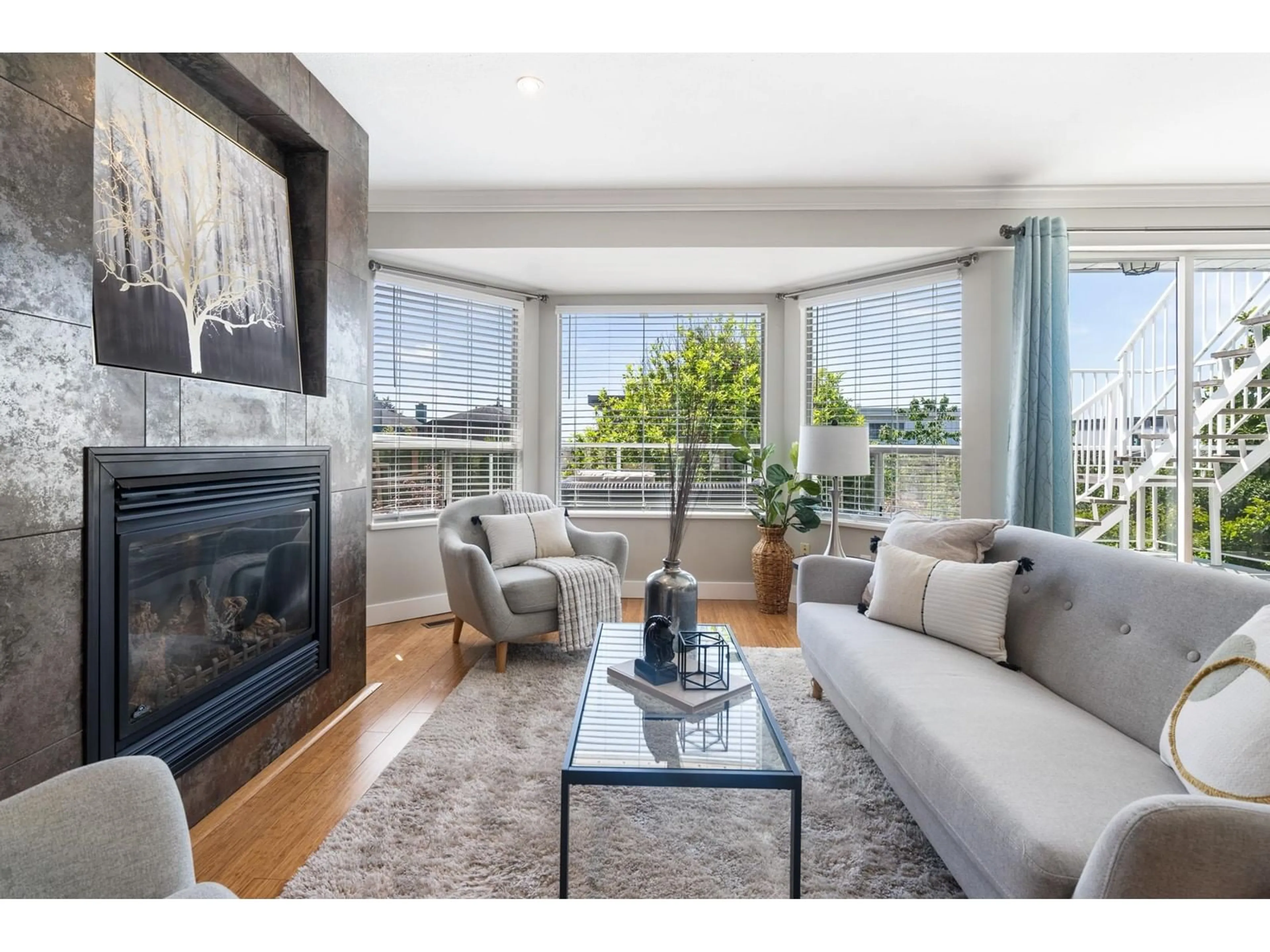 Living room with furniture, wood/laminate floor for 14772 GOGGS, White Rock British Columbia V4B2N2