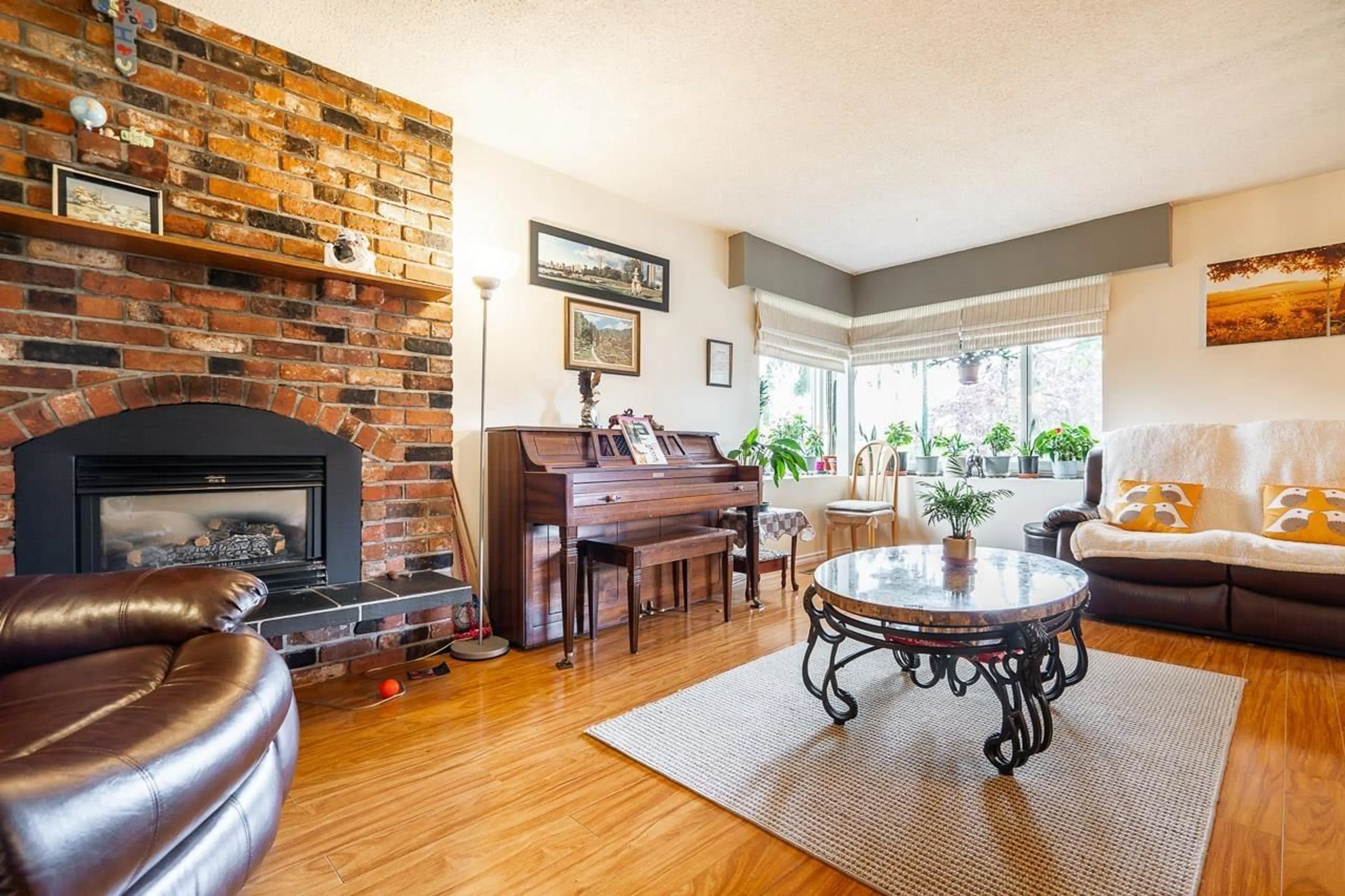 Living room with furniture, wood/laminate floor for 9094 117 STREET, Delta British Columbia V4C7L7