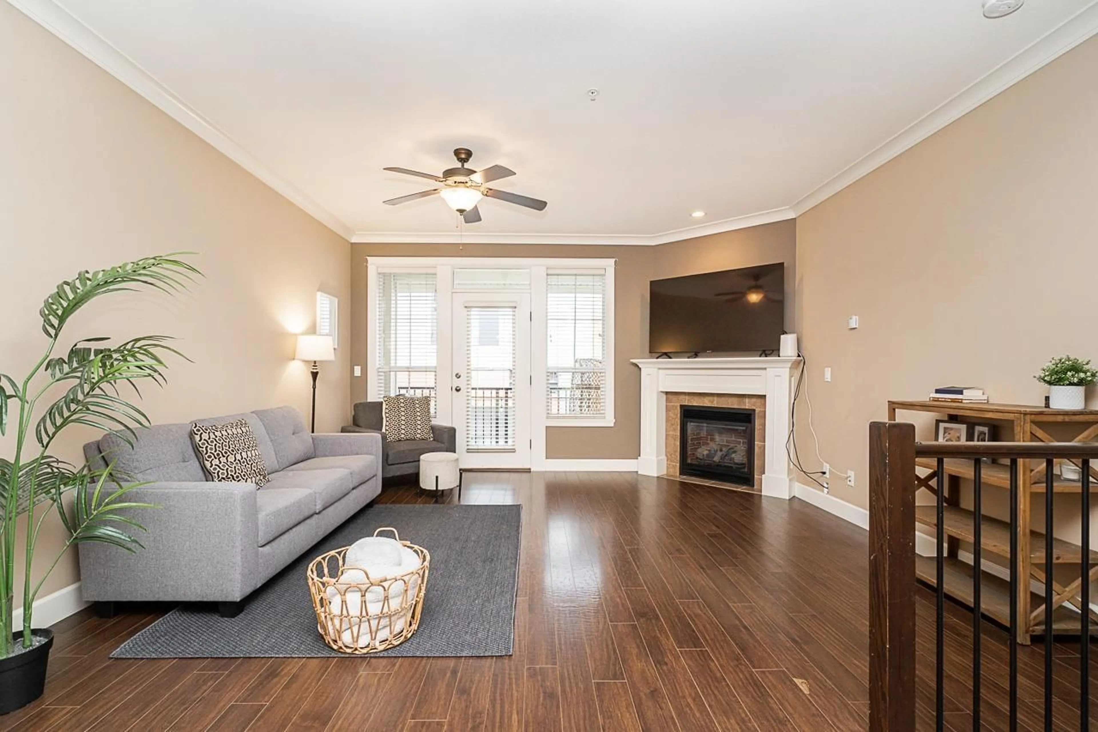 Living room with furniture, wood/laminate floor for 6 45290 SOOWAHLIE CRESCENT|Garrison Cros, Sardis British Columbia V2R0S6