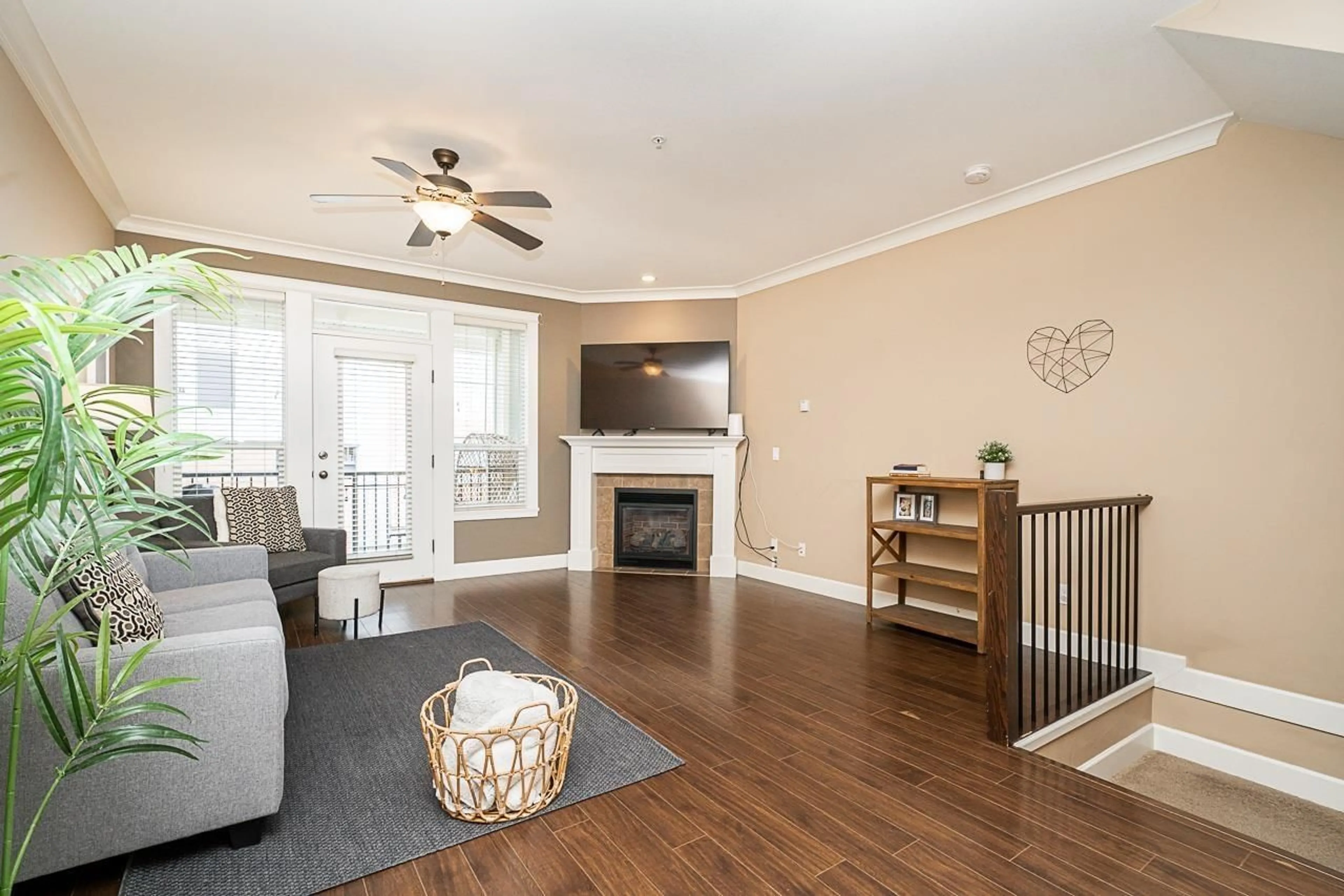 Living room with furniture, wood/laminate floor for 6 45290 SOOWAHLIE CRESCENT|Garrison Cros, Sardis British Columbia V2R0S6