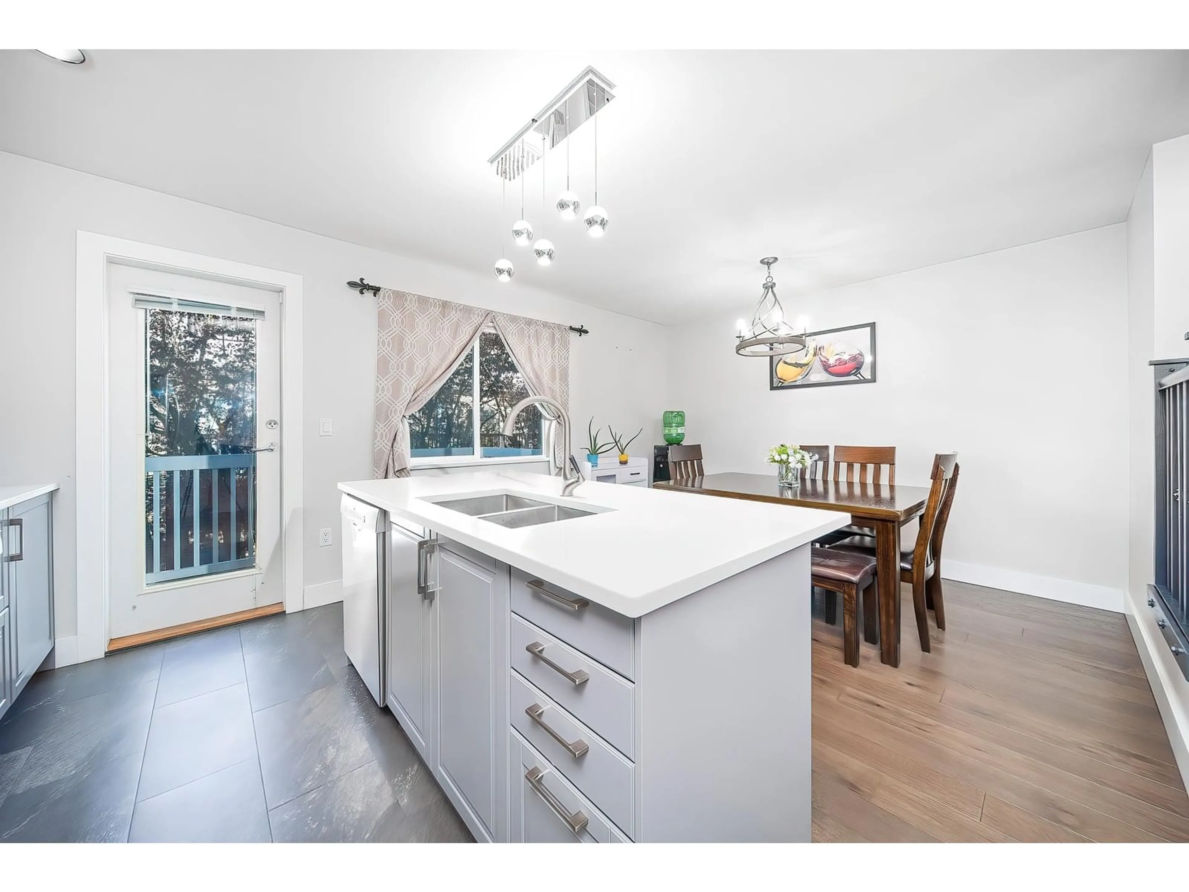 Open concept kitchen, wood/laminate floor for 87 - 16233 83, Surrey British Columbia V4N0Z3