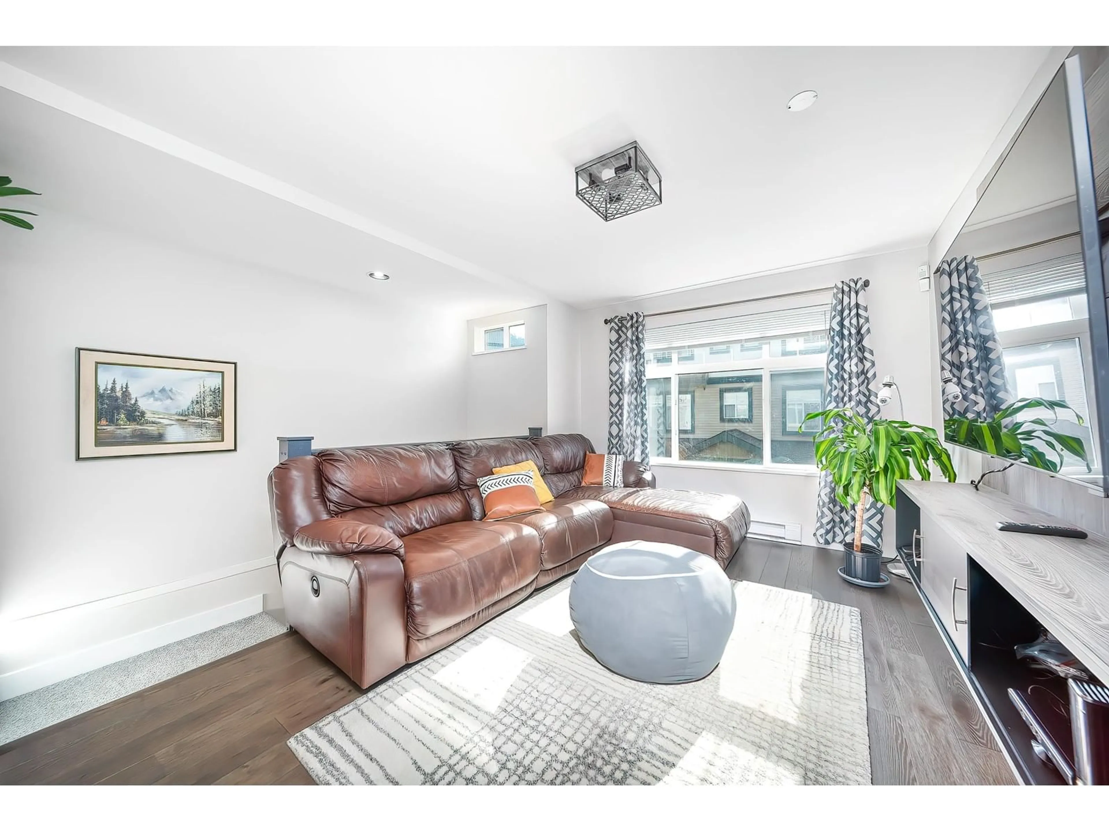 Living room with furniture, unknown for 87 - 16233 83, Surrey British Columbia V4N0Z3