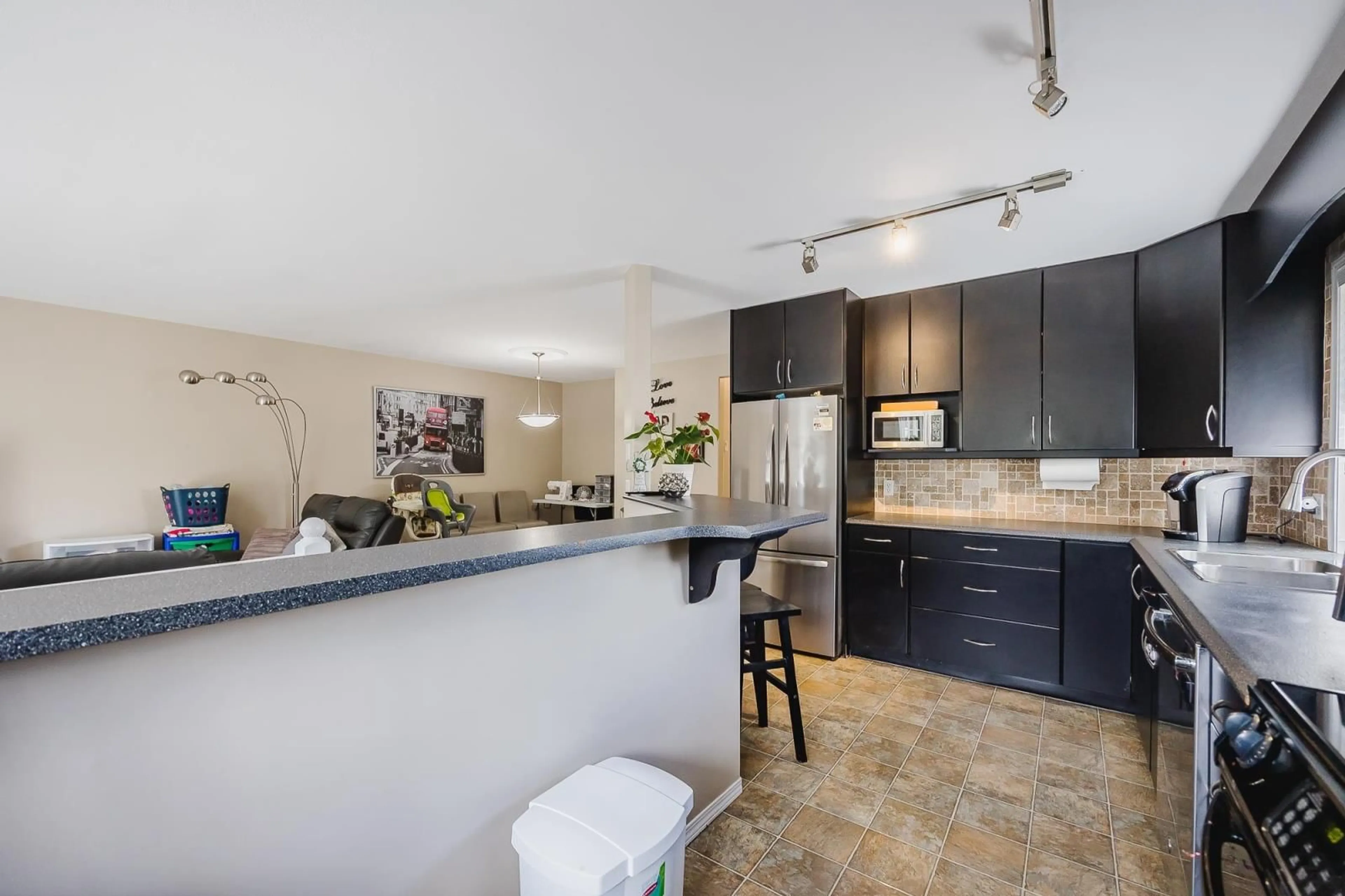 Open concept kitchen, ceramic/tile floor for 1 & 2 - 45821 THOMAS ROAD, Chilliwack British Columbia V2R1B8