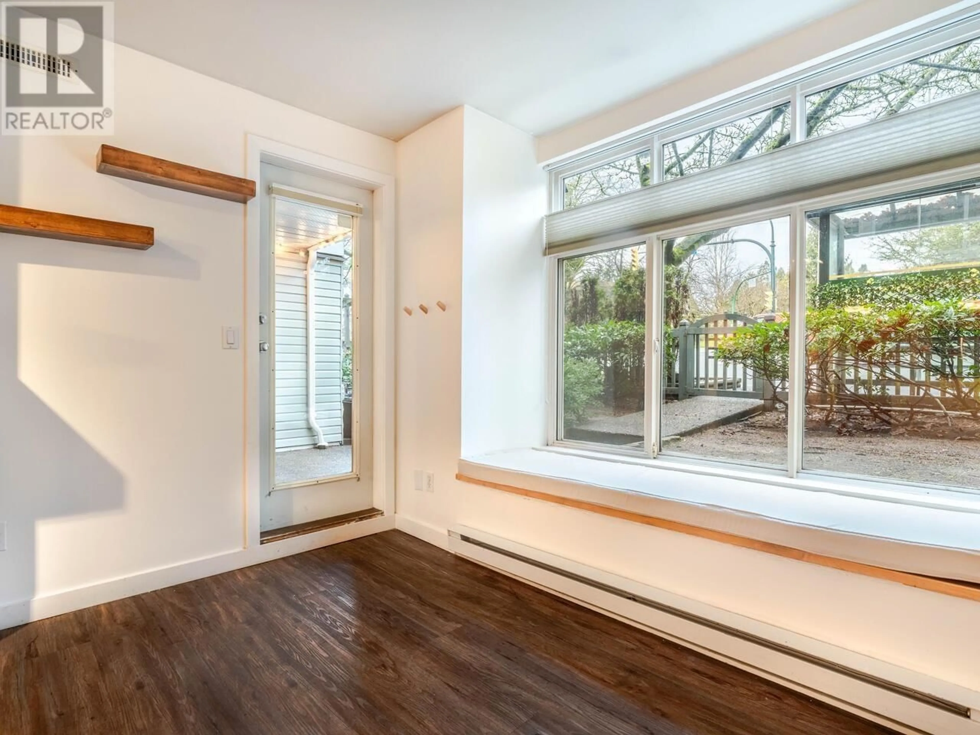 Indoor entryway for 105 1111 LYNN VALLEY ROAD, North Vancouver British Columbia V7J3V4