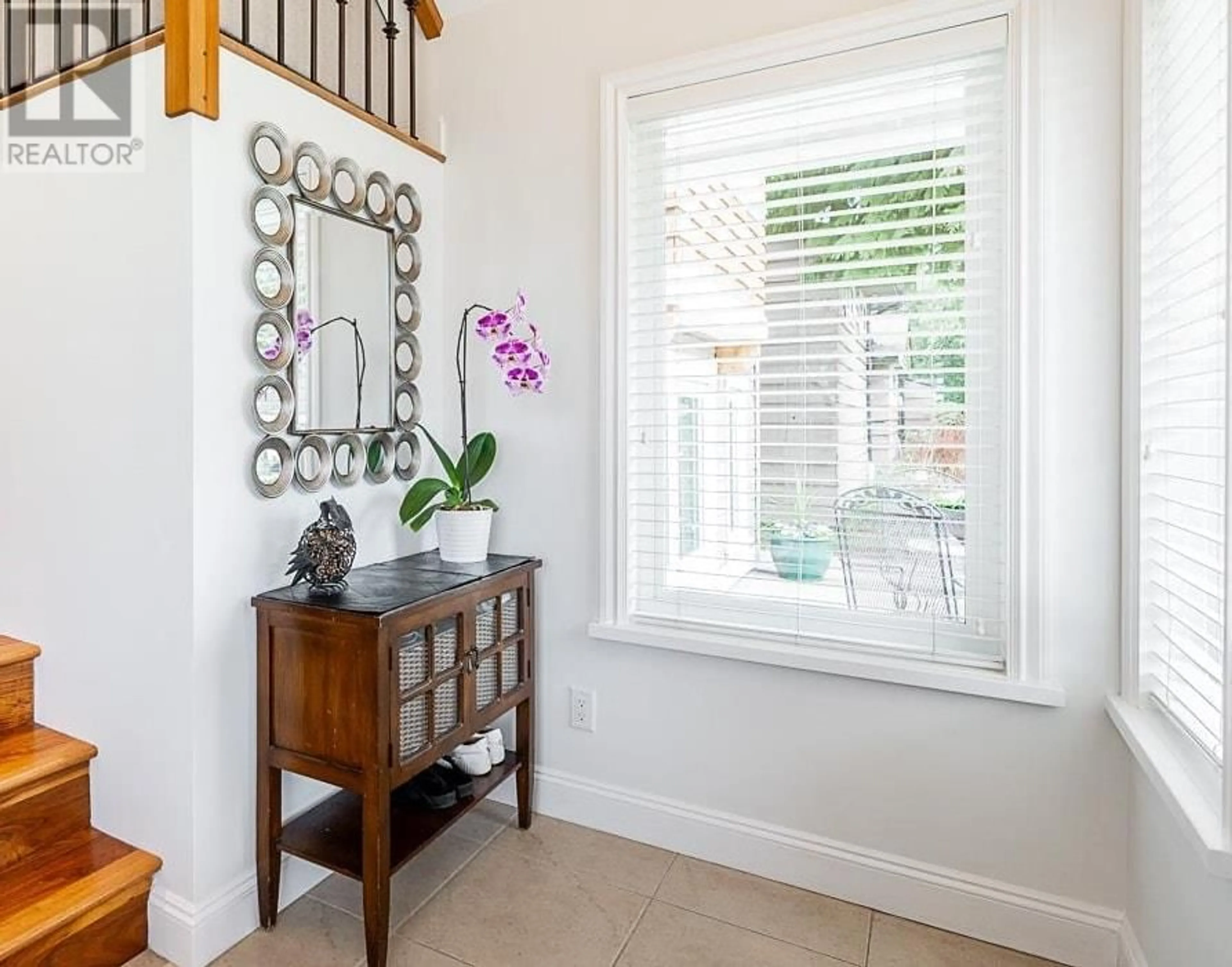 Indoor entryway for 884 E 13TH STREET, North Vancouver British Columbia V7L2M9