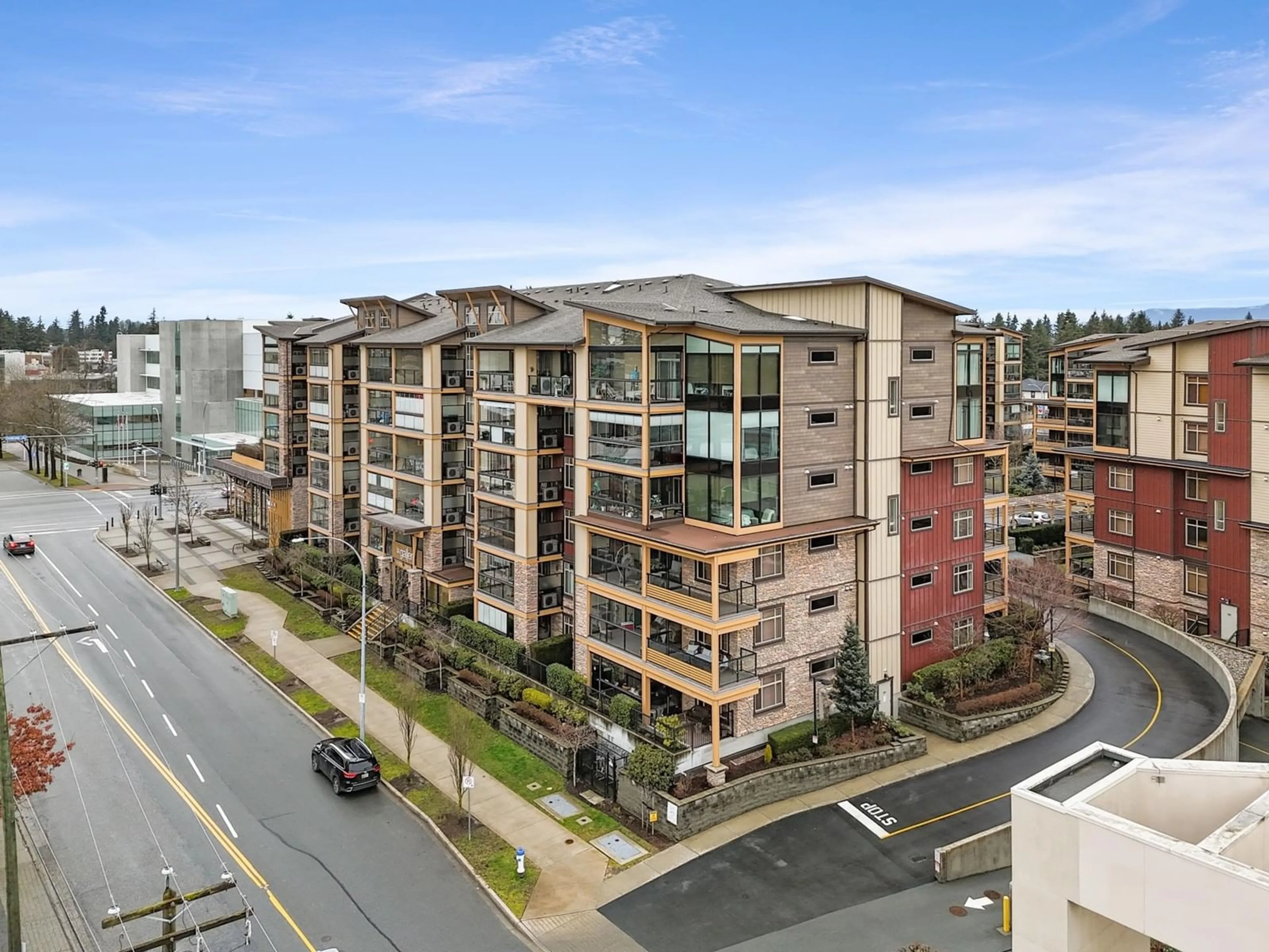 A pic from outside/outdoor area/front of a property/back of a property/a pic from drone, city buildings view from balcony for 522 2860 TRETHEWEY STREET, Abbotsford British Columbia V2T0G5